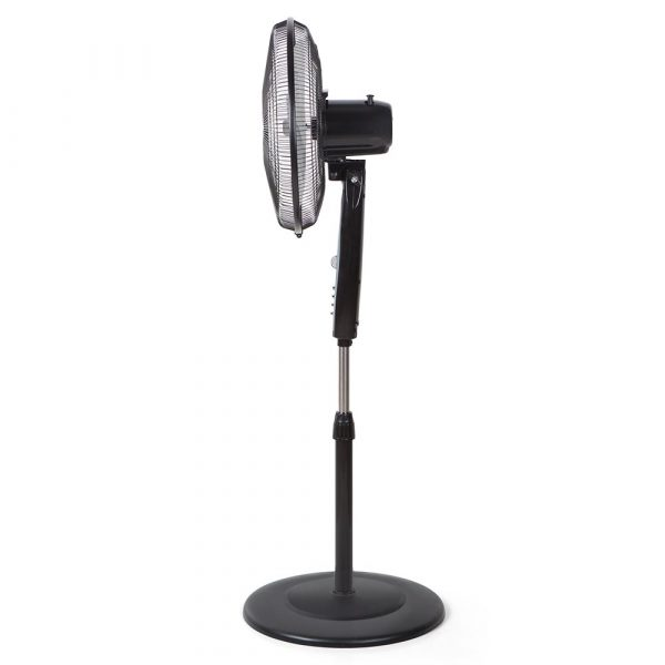 Un ventilador de pie negro con base redonda y poste ajustable.