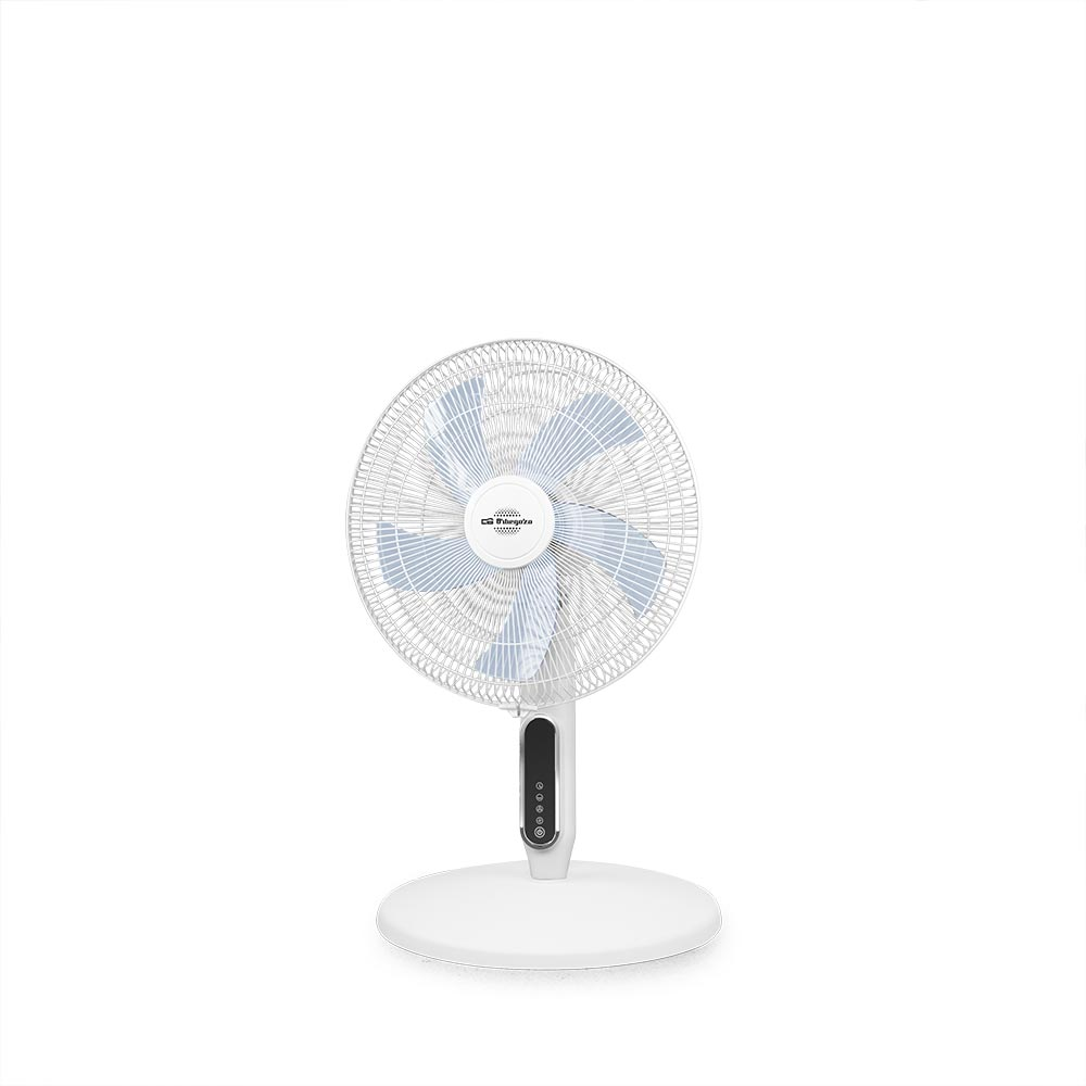 Un ventilador de pie blanco con aspas azules y panel de control.
