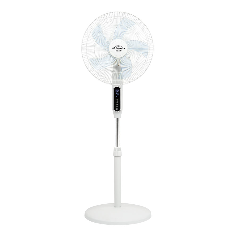 Ventilador de pie blanco con aspas azules y pantalla digital.