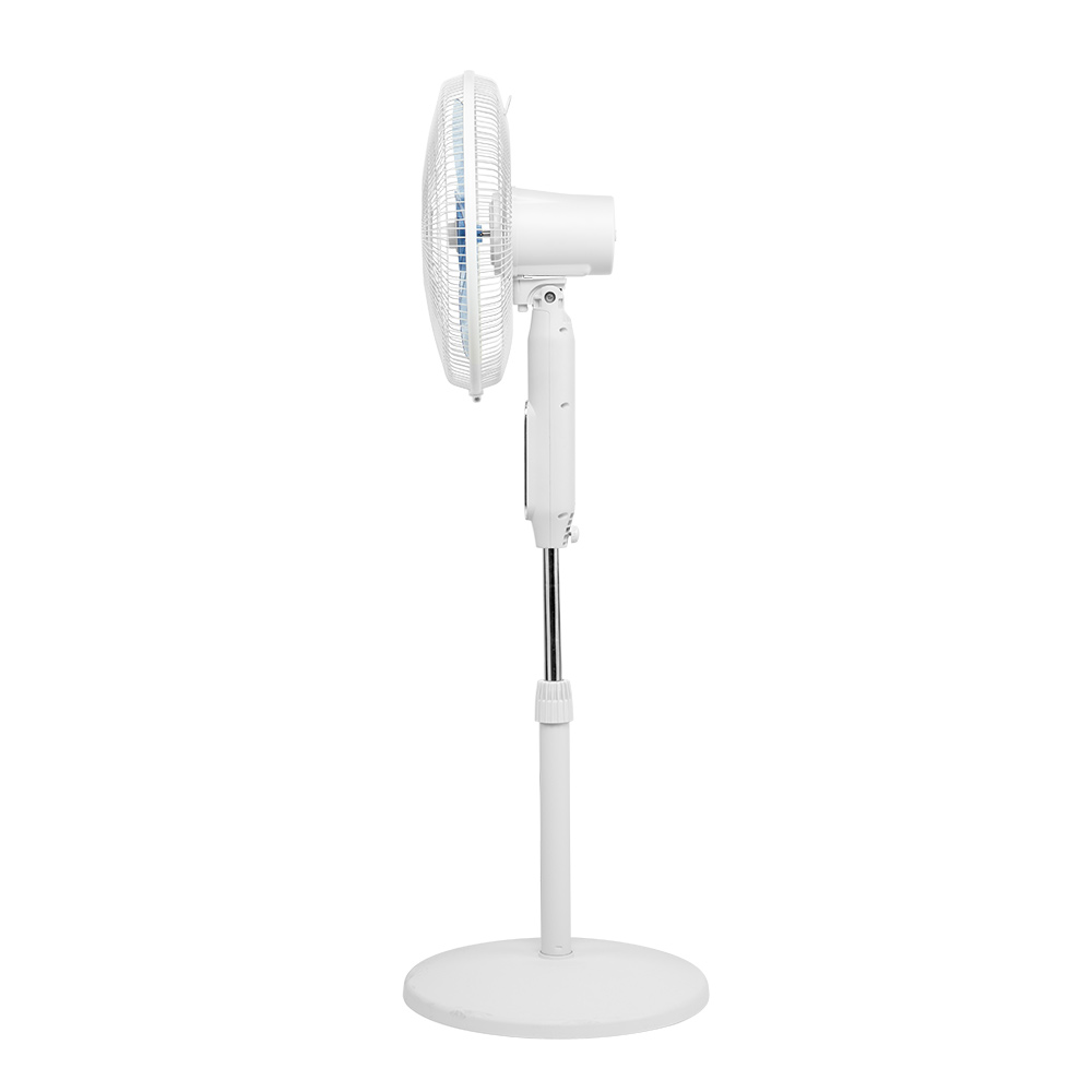 Un ventilador de pie blanco con base redonda y poste ajustable.