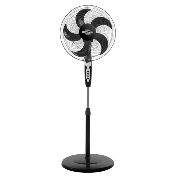 Un ventilador de pedestal negro con base redonda y soporte ajustable.