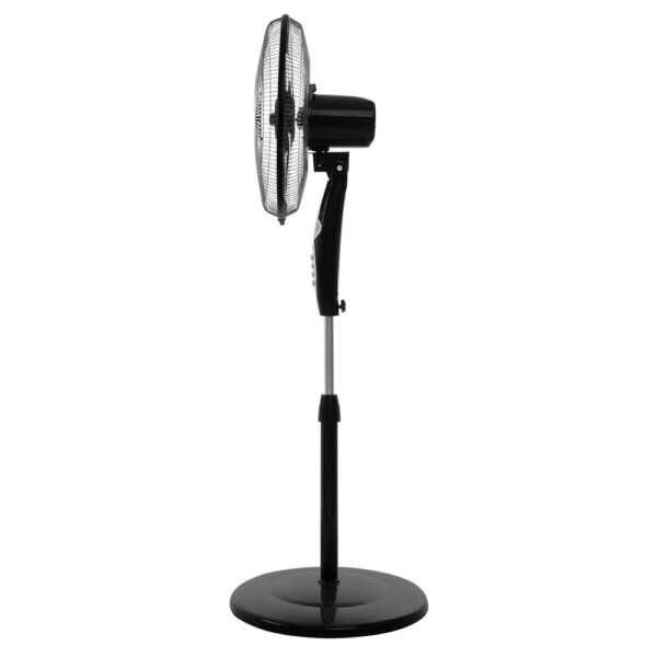Un ventilador de pie negro con base redonda y poste ajustable.