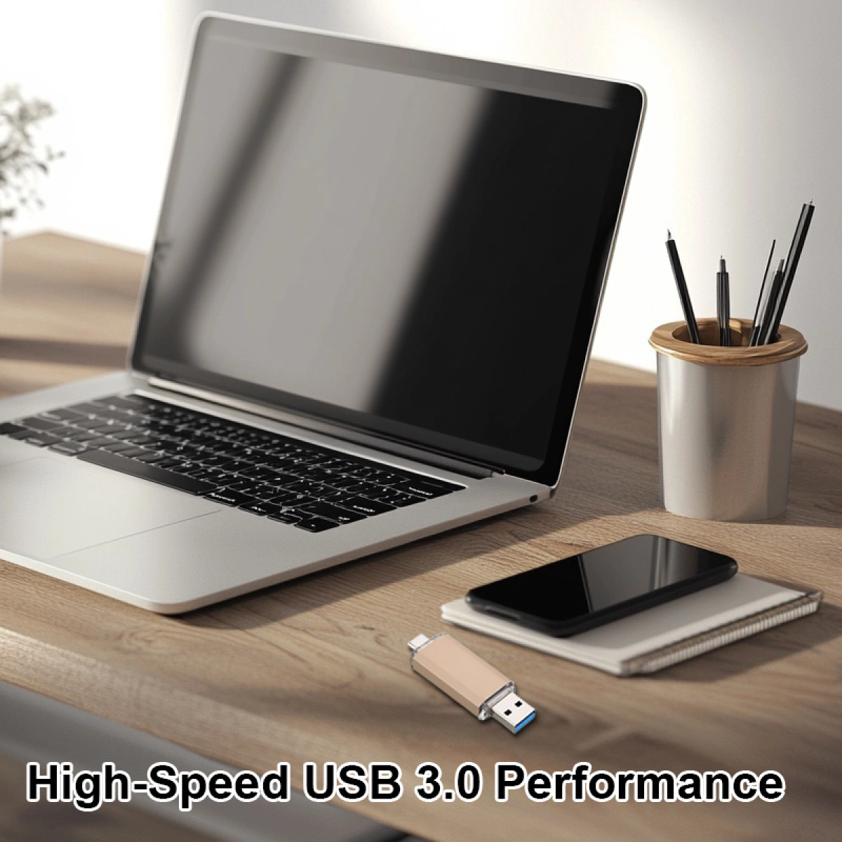 Un laptop, un'unità USB, uno smartphone e un taccuino su una scrivania di legno.