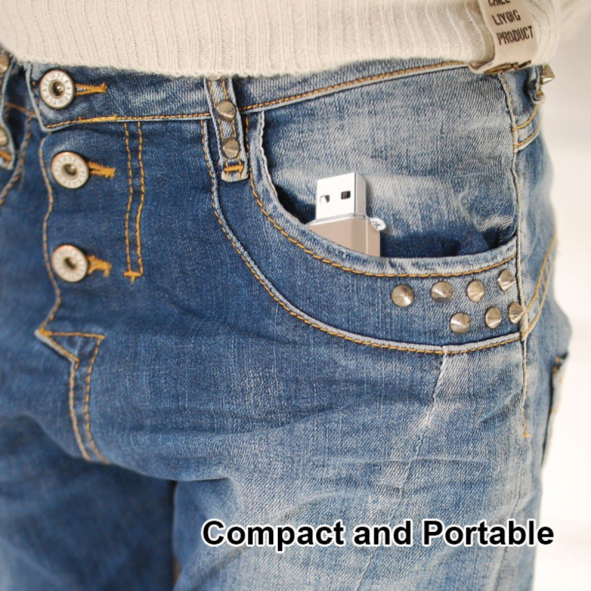 Un'unità USB nella tasca di un jeans blu. Compatto e portatile.