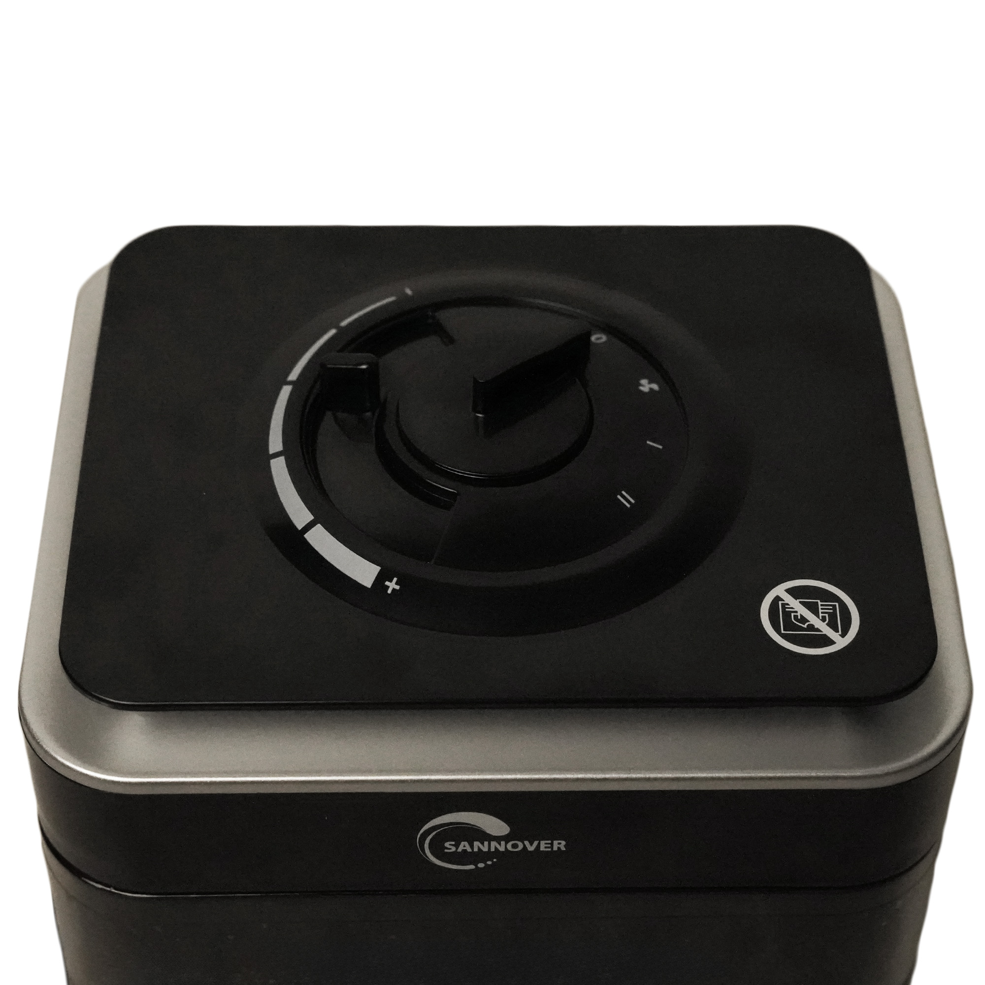 Ventilador negro con borde plateado, dial de control con icono de ventilador y señal de prohibición.