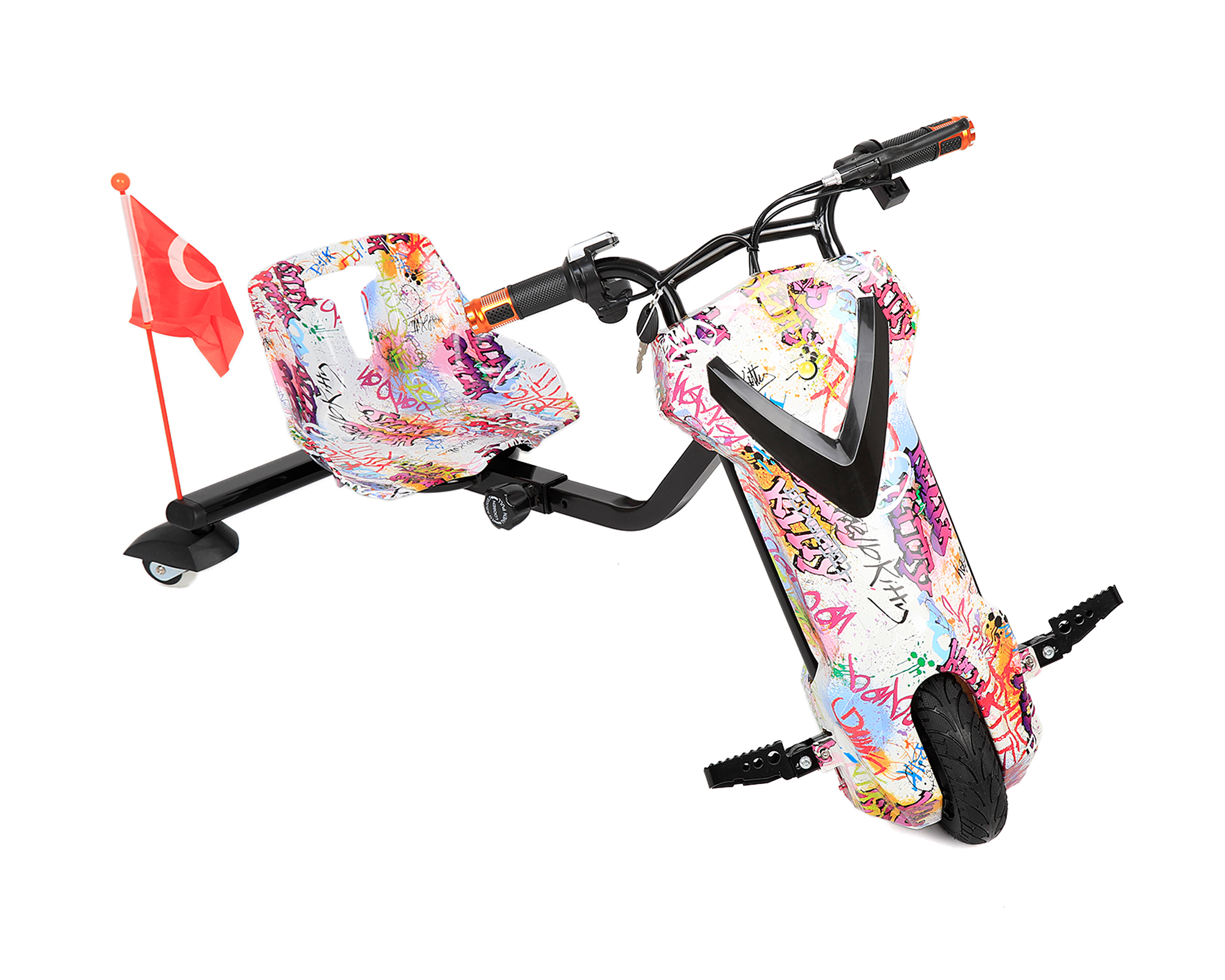 Graffiti sanatlı beyaz drift scooter, Türk bayrağı ve siyah tekerlekler.