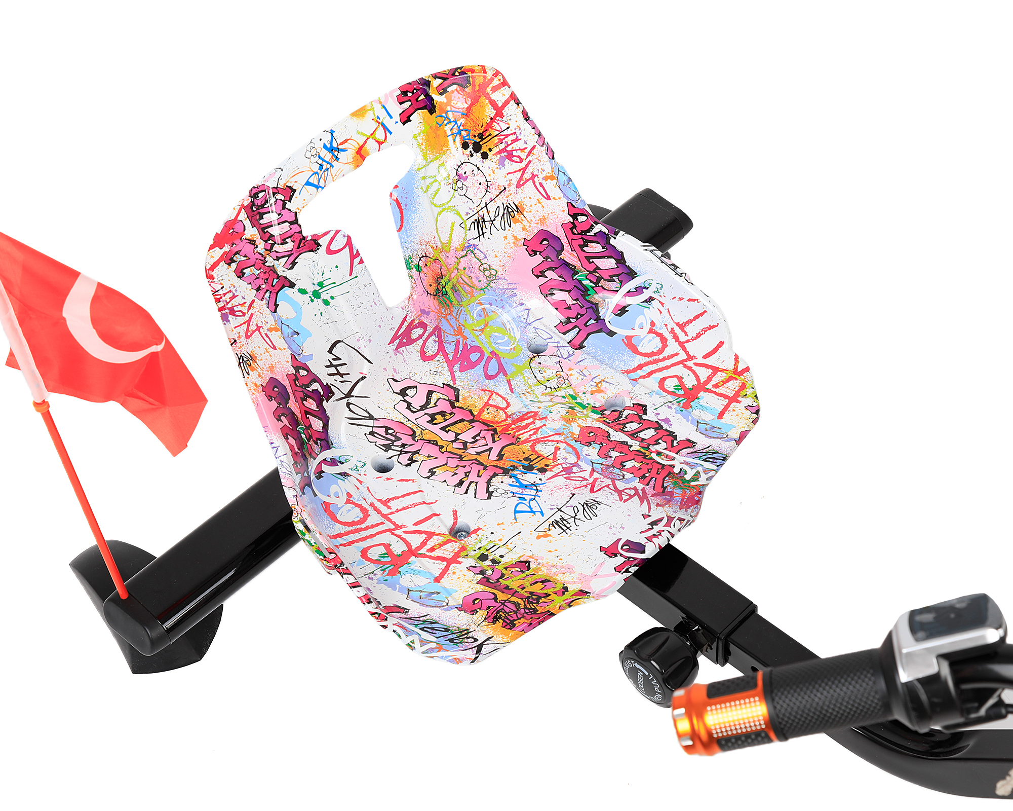 Graffiti tasarımlı renkli bir scooter ve Türk bayrağı.