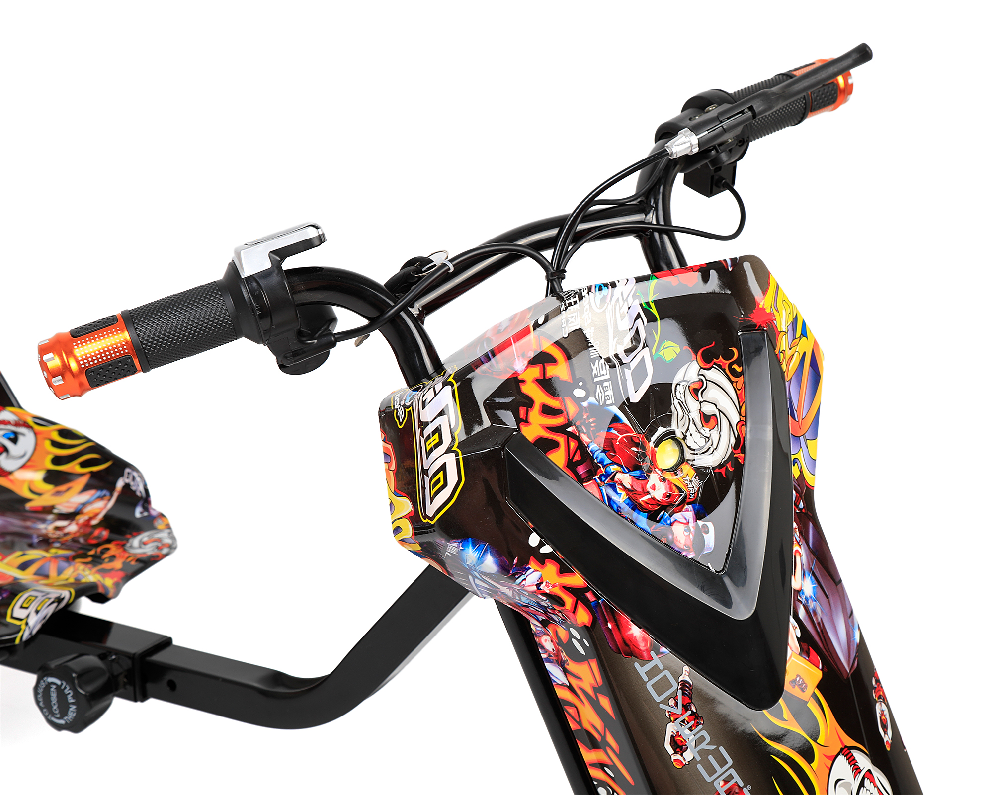 Çizgi film karakterleri ve alevlerin renkli çıkartmalarıyla kaplı siyah bir scooter.