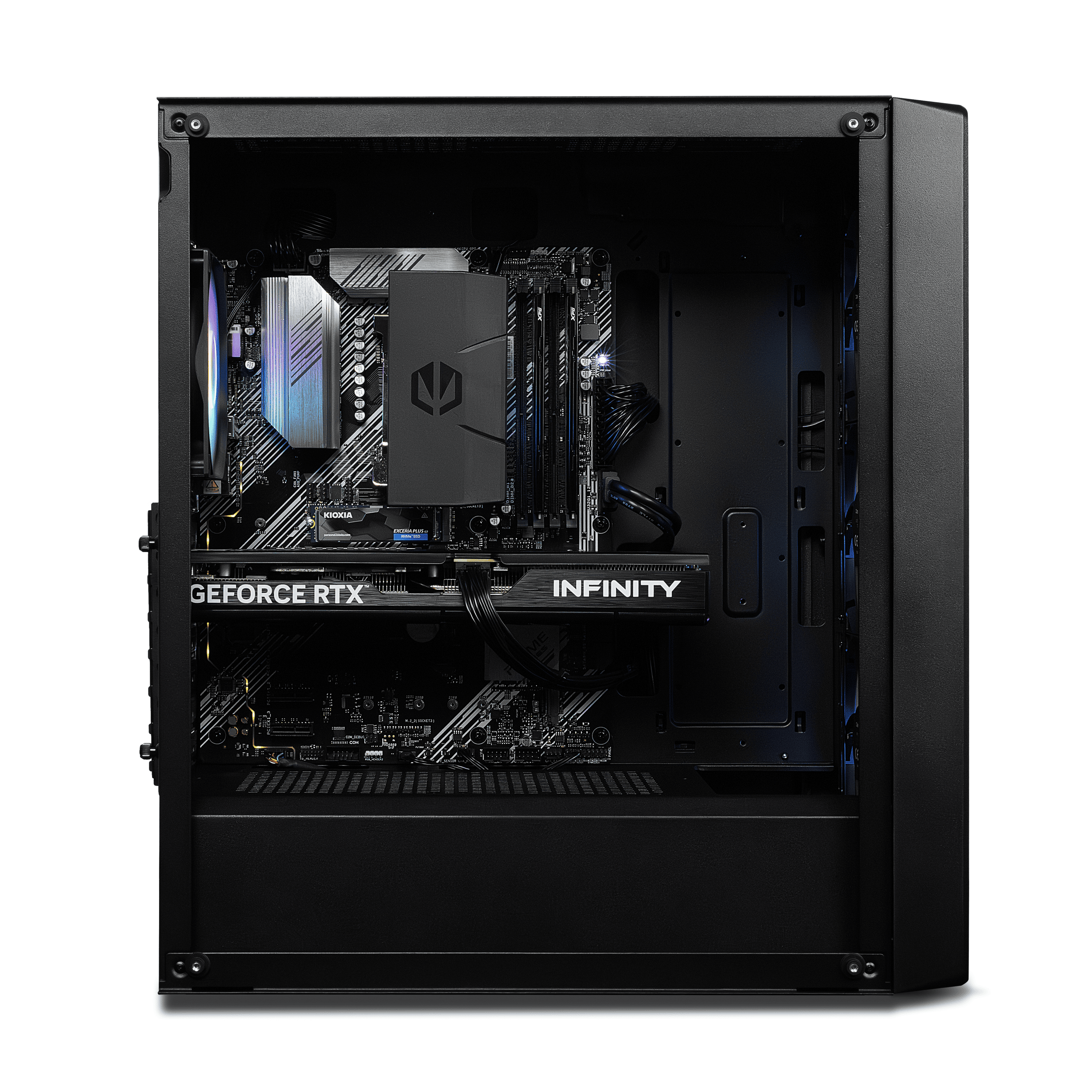 Ein schwarzes Computergehäuse mit geöffneter Seitenwand zeigt eine Grafikkarte, RAM und Motherboard.