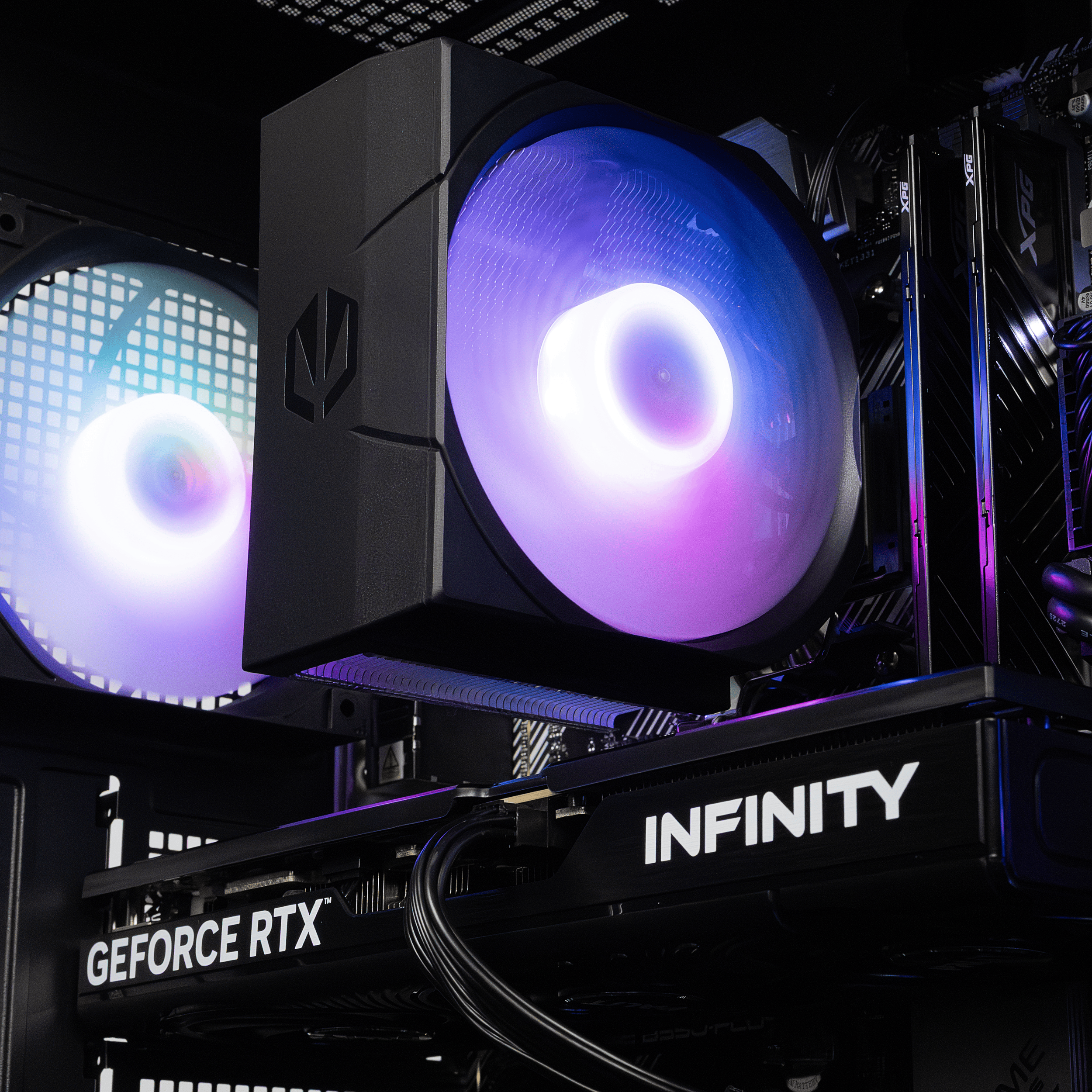 Ein PC-Gehäuse mit beleuchteten Lüftern und einer Grafikkarte.