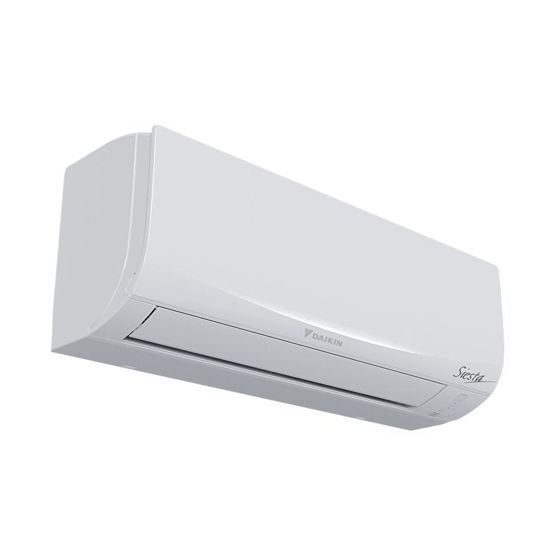 Beyaz arka plan üzerine monte edilmiş beyaz Daikin Siesta klima.