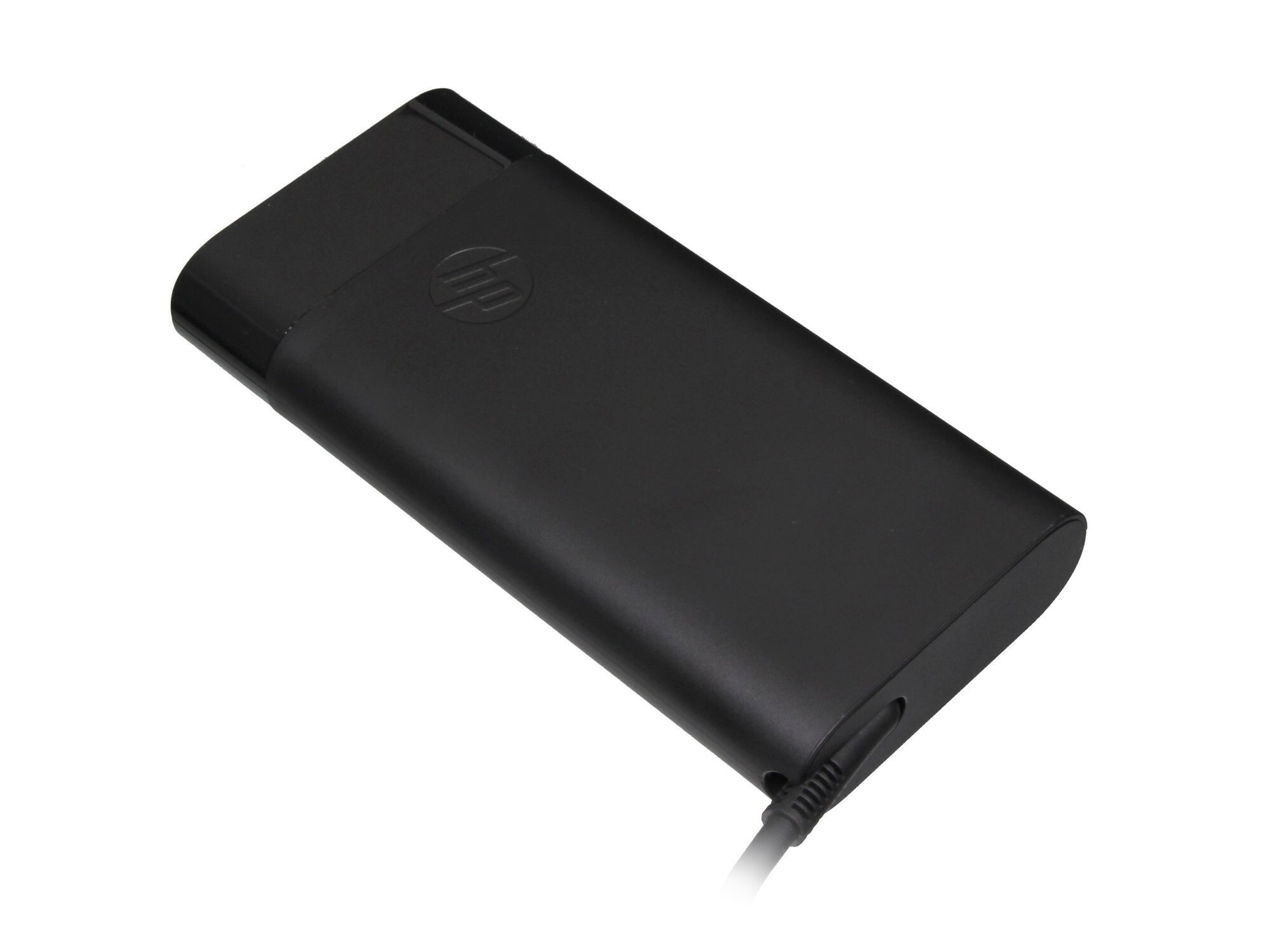 Schwarzer HP Laptop-Netzteil mit eingeprägtem Logo und Kabel.