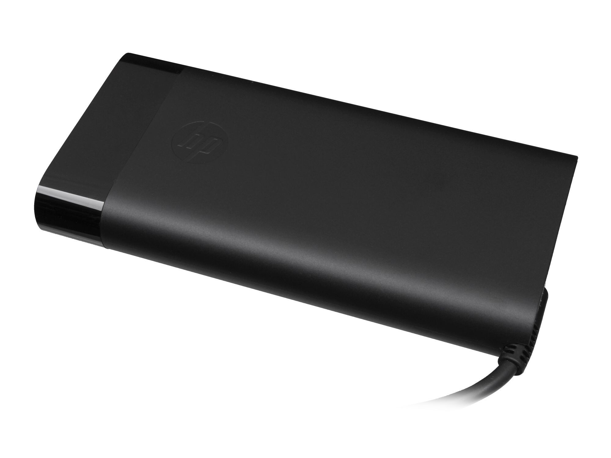 Schwarzer HP Netzadapter mit Kabel auf weißem Hintergrund.