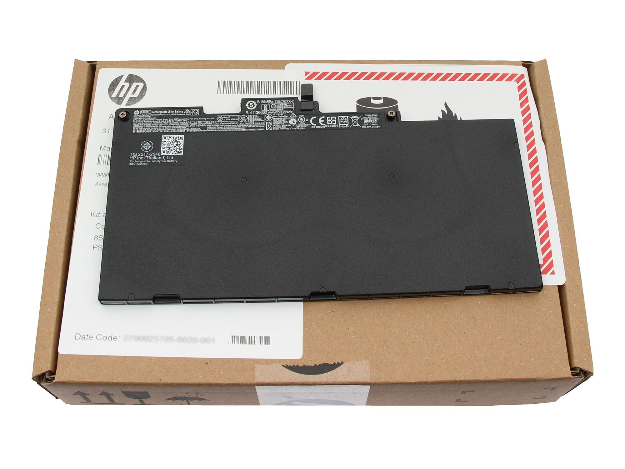 Ein schwarzer HP Laptop-Akku liegt auf einem Karton. Oben ist das HP-Logo sichtbar.
