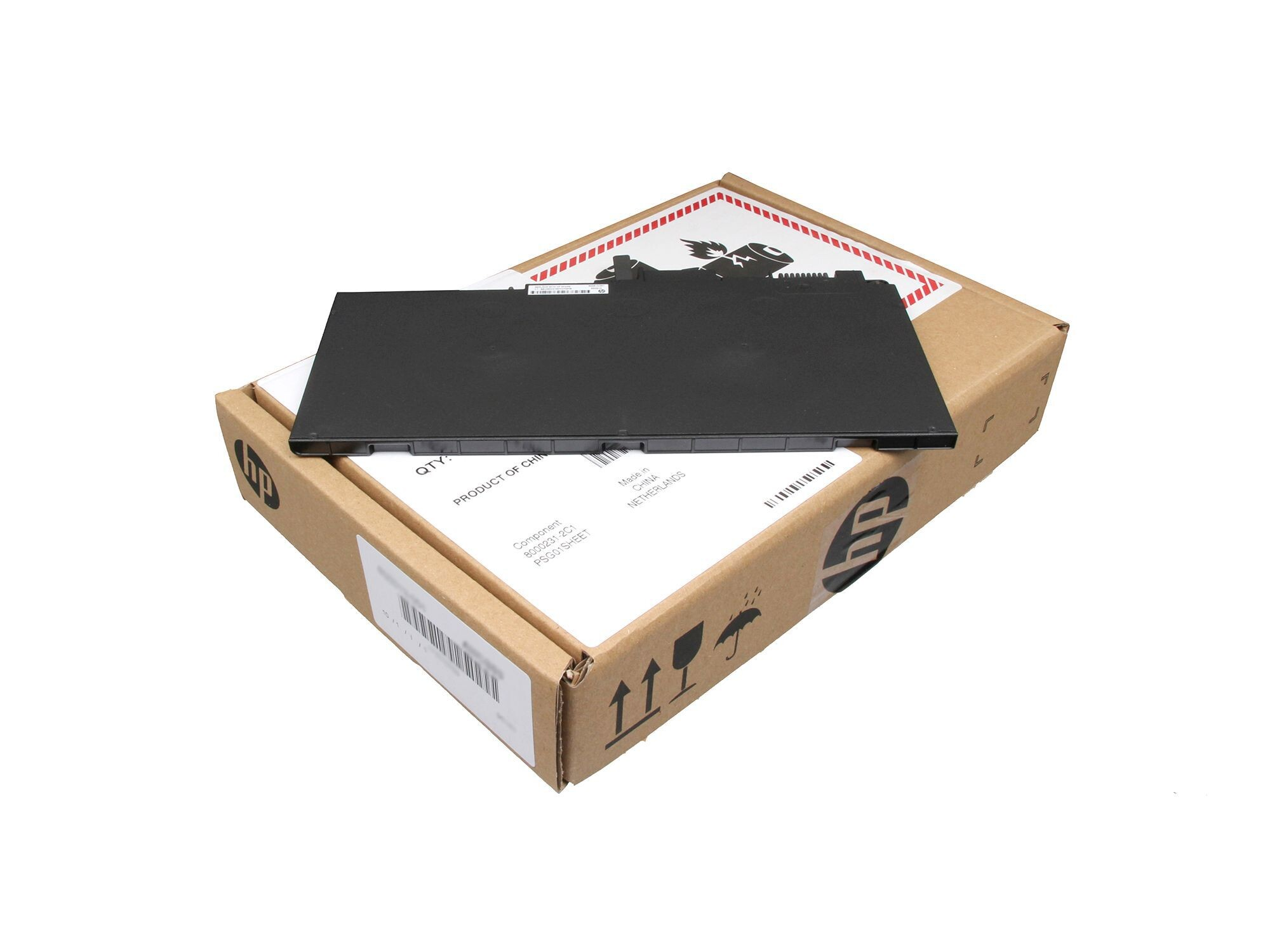 Schwarzer Laptop-Akku auf einem HP-Karton mit Warnsymbolen.