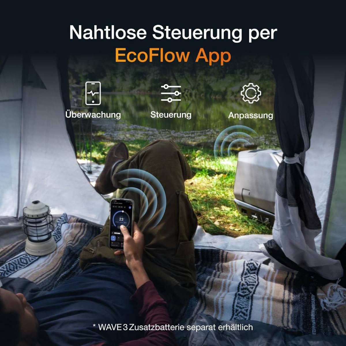 Mann liegt im Zelt und bedient EcoFlow App auf Handy. Draußen Fluss und Bäume.