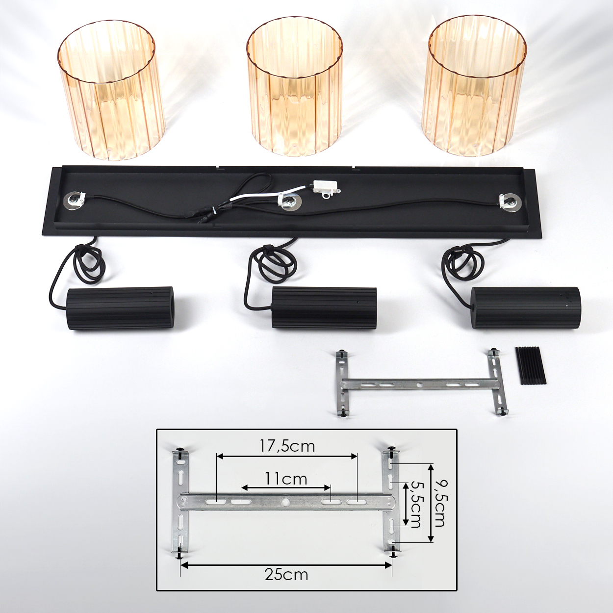 Lampenteile: drei bernsteinfarbene Glasschirme, schwarze Basis, Lampenkörper und Halterungen.