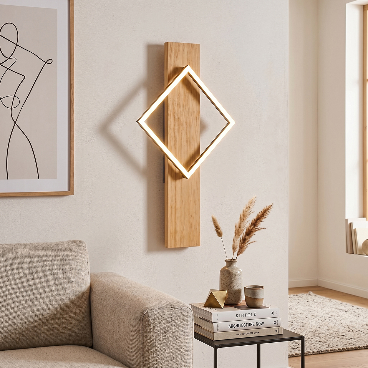Moderne Wandleuchte mit Holzsockel und beleuchtetem quadratischem Rahmen, neben Sofa.