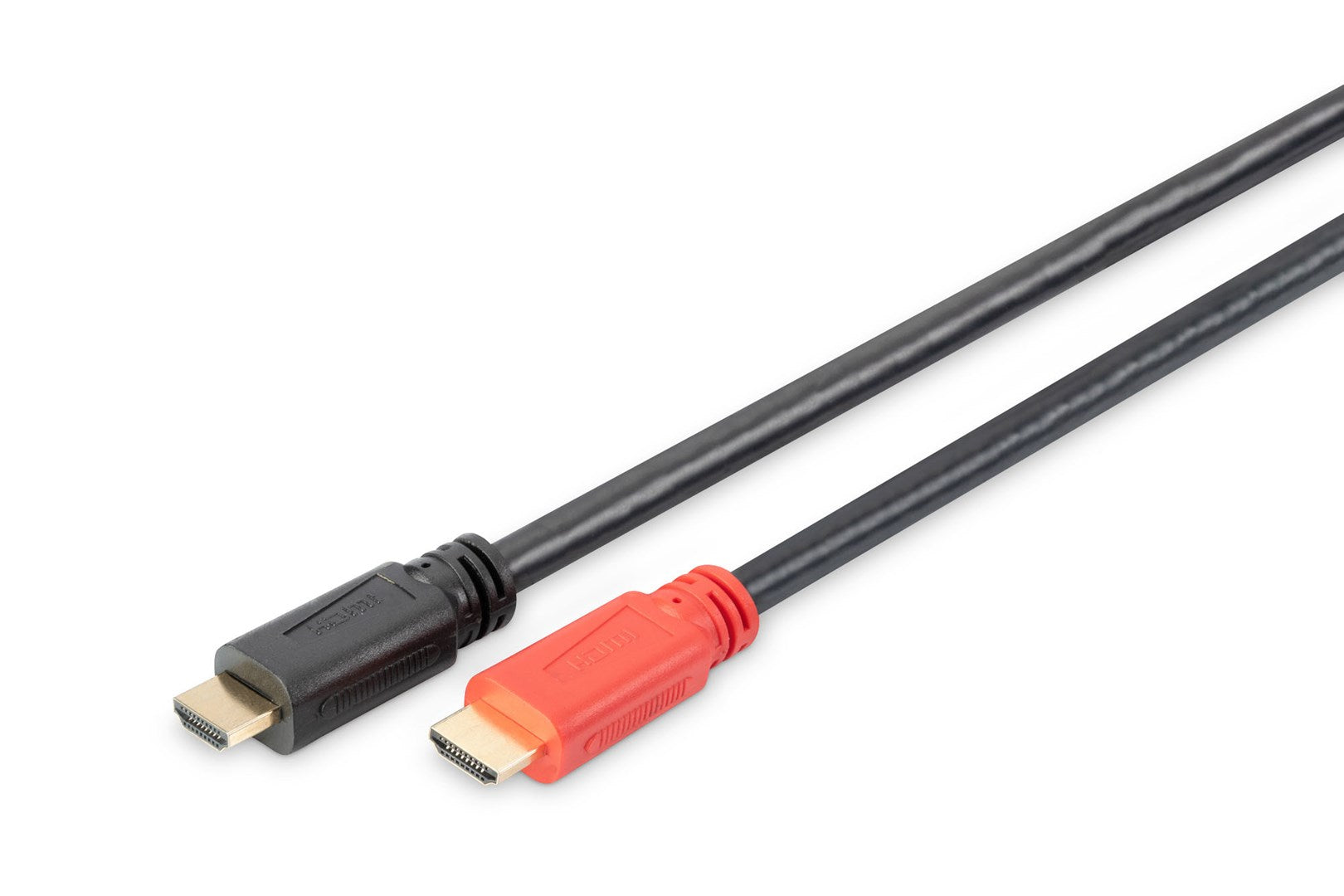 Ein schwarzes und ein rotes HDMI-Kabel liegen nebeneinander auf weißem Hintergrund.