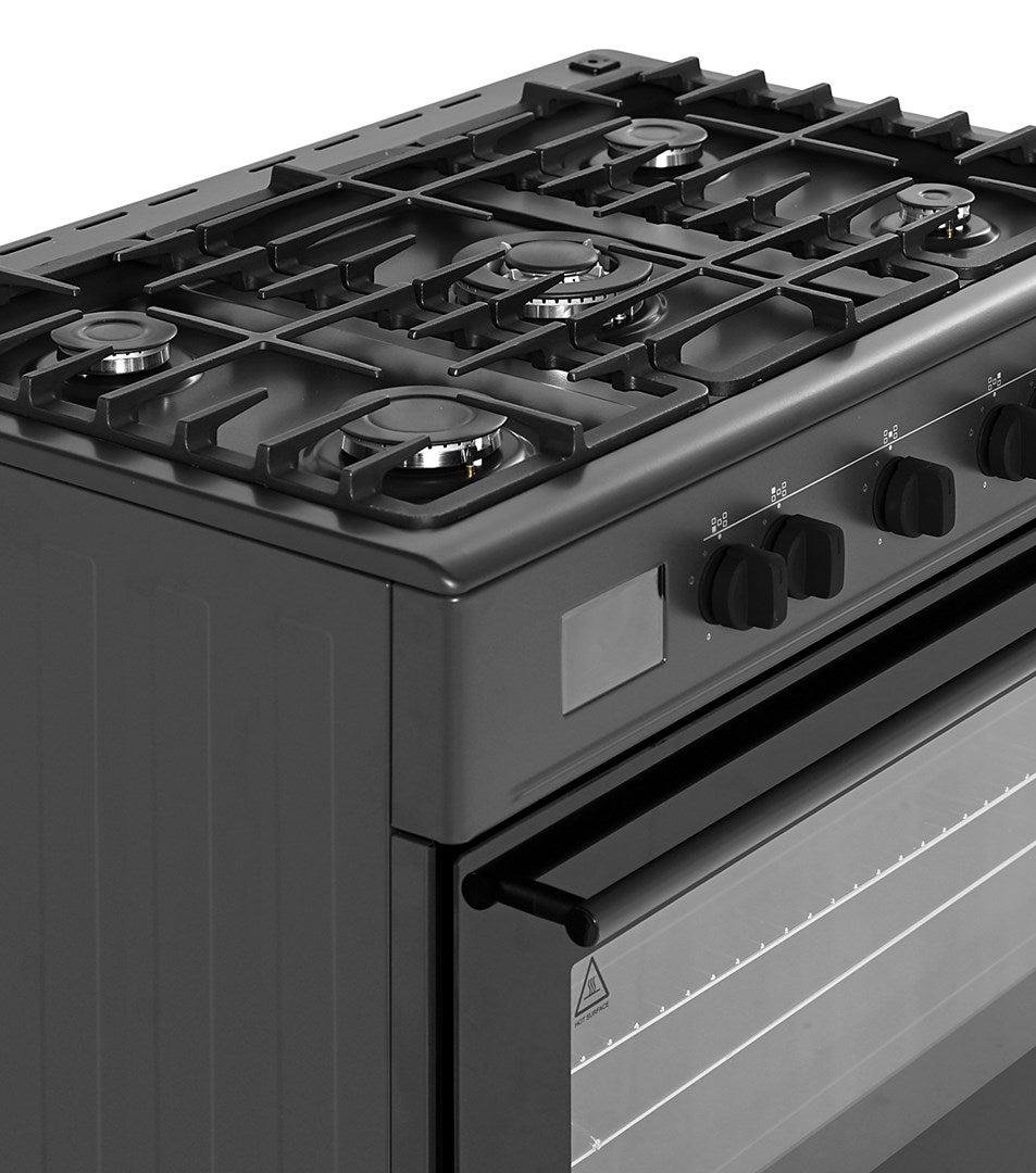Un fornello a gas nero con quattro fuochi sopra e un forno sotto.