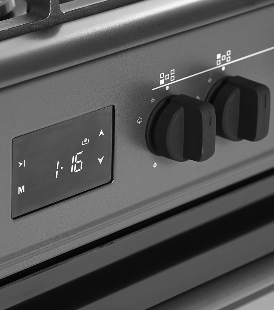 Primo piano di un timer digitale da forno che mostra "1:16" e due manopole di controllo nere.