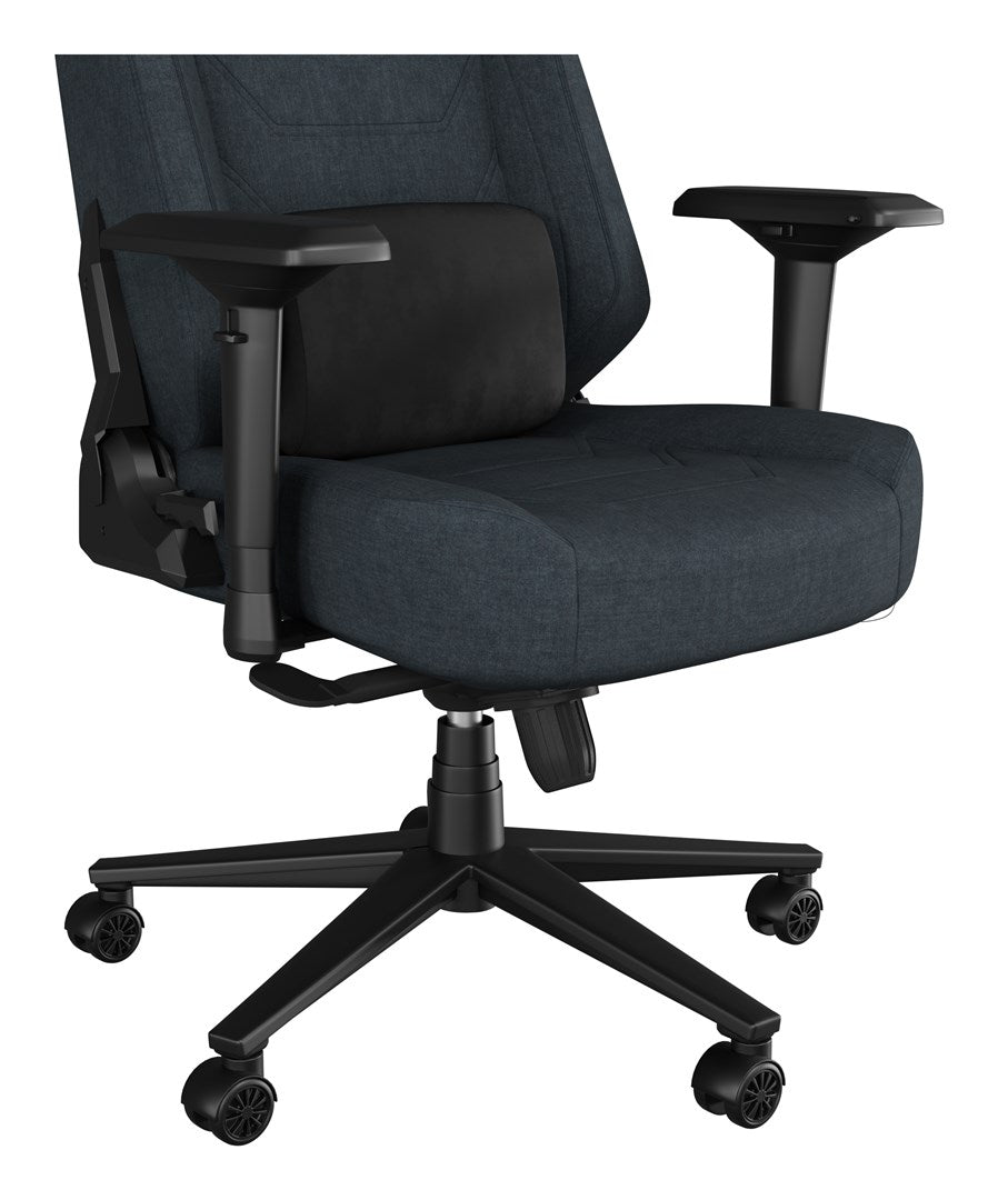 Ein dunkler Bürostuhl mit schwarzen Armlehnen und Lendenkissen.