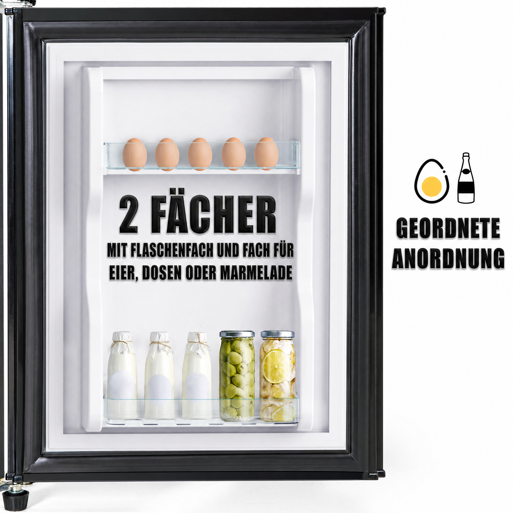 Ein offener Kühlschrank mit Eiern, Milchflaschen und Gläsern mit eingelegtem Gemüse und Zitrone.