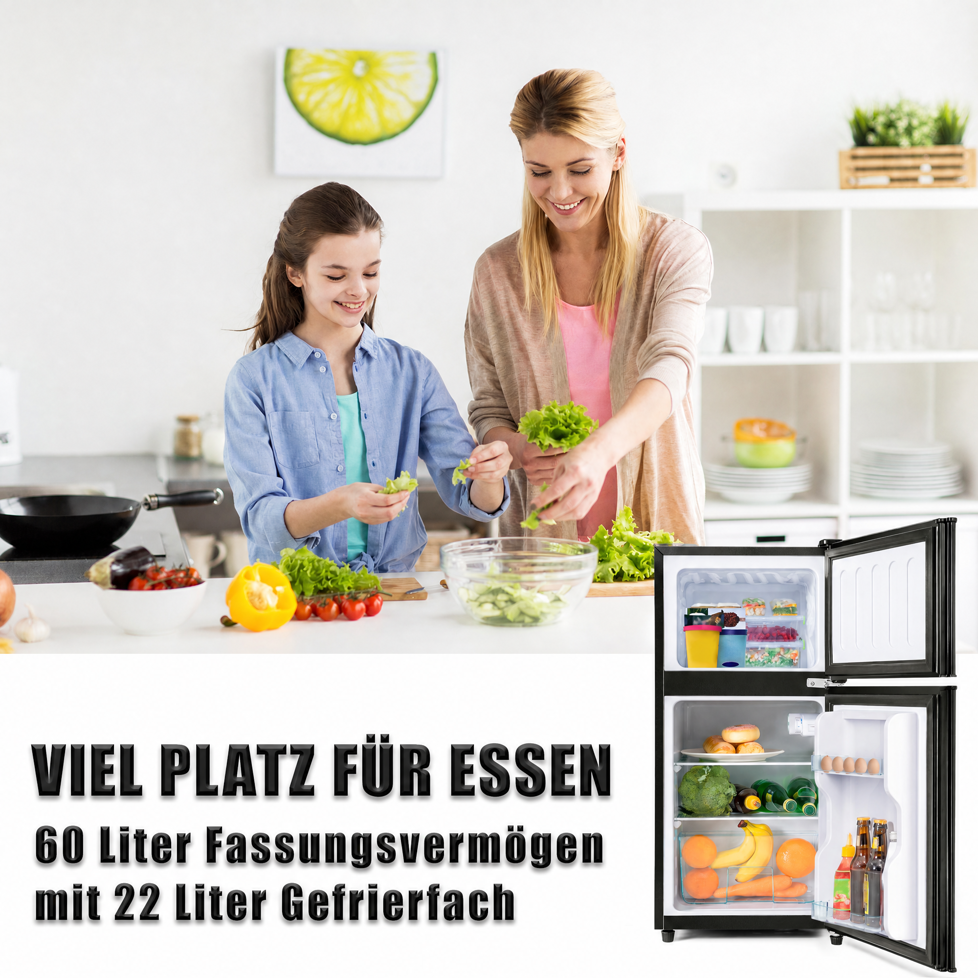 Mutter und Tochter bereiten Salat in der Küche zu, daneben ein offener Kühlschrank.