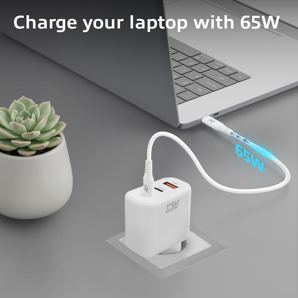Un chargeur blanc à deux ports USB charge un ordinateur portable via un câble blanc.