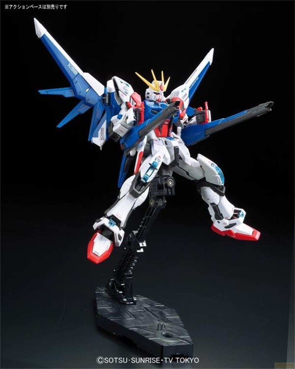 Ein weißer und blauer Roboter mit Flügeln, der auf einem Ständer steht.