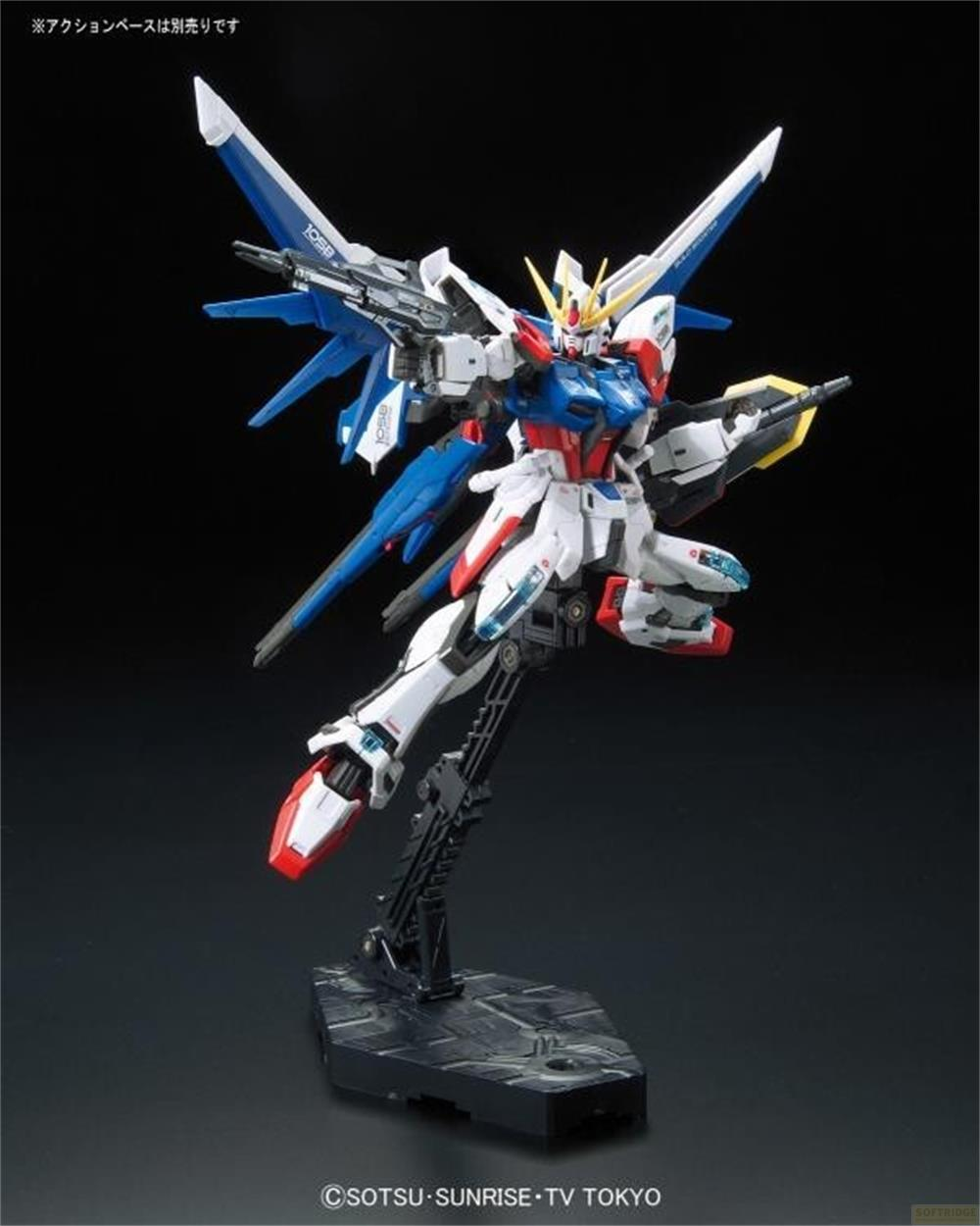 Ein weißer, blauer und roter Gundam-Roboter steht auf einer schwarzen Basis mit Waffen.