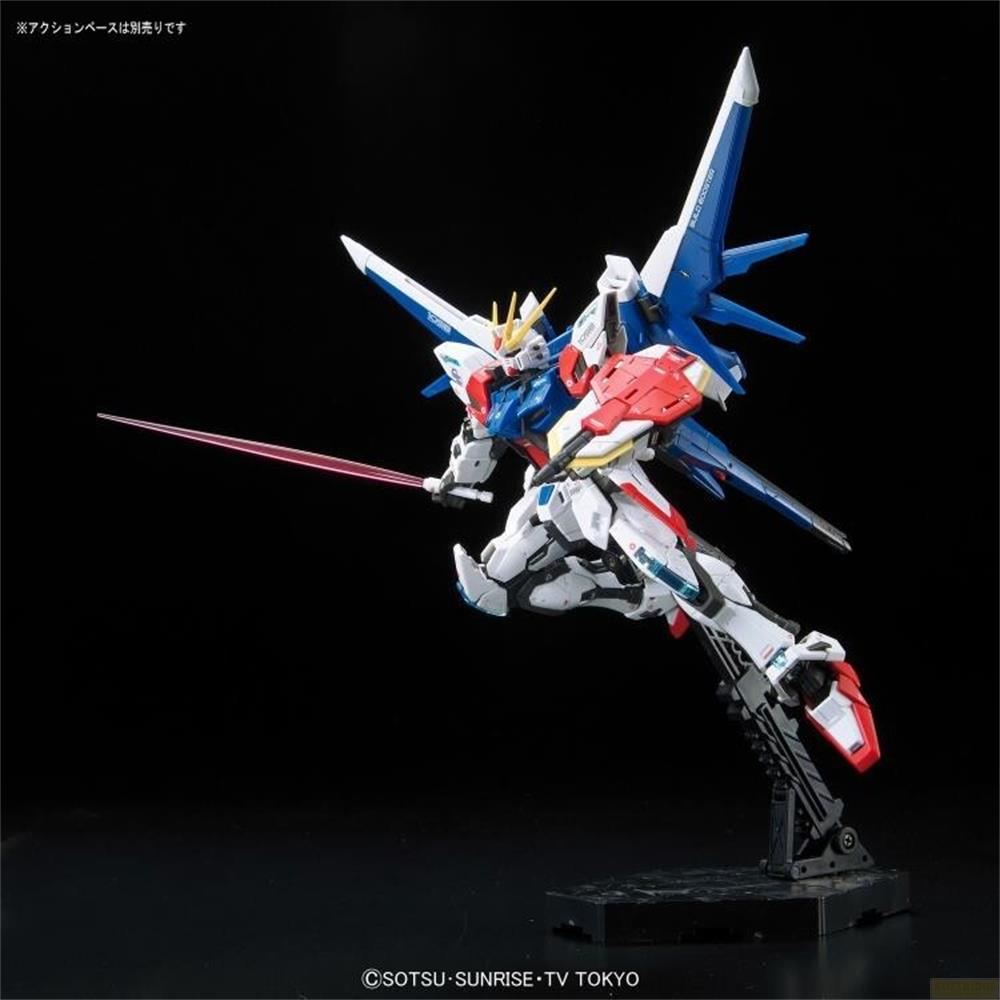 Ein weißer, blauer und roter Gundam-Roboter hält ein rotes Lichtschwert auf einem schwarzen Sockel.