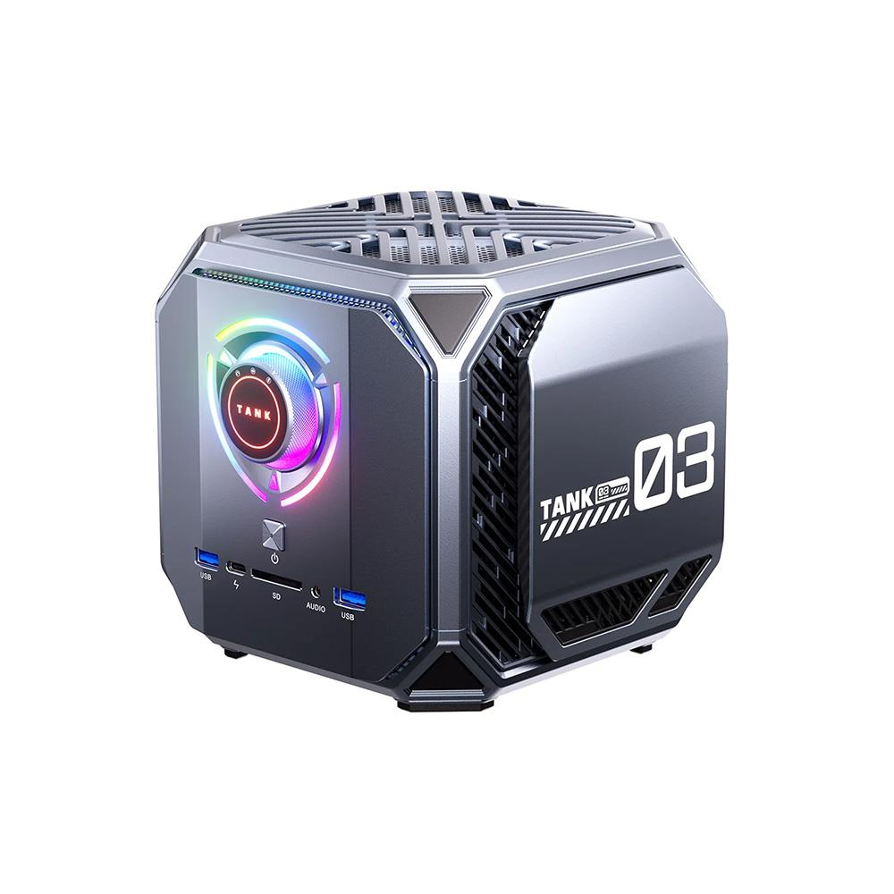 RGB aydınlatmalı ve bağlantı noktalarına sahip fütüristik küp şeklinde bilgisayar.