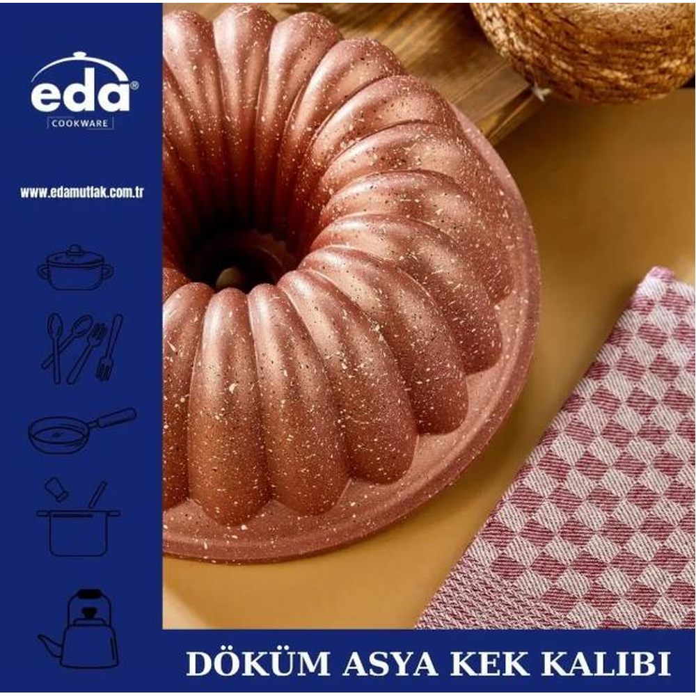 Kanallı, bakır renkli kek kalıbı masada duruyor.