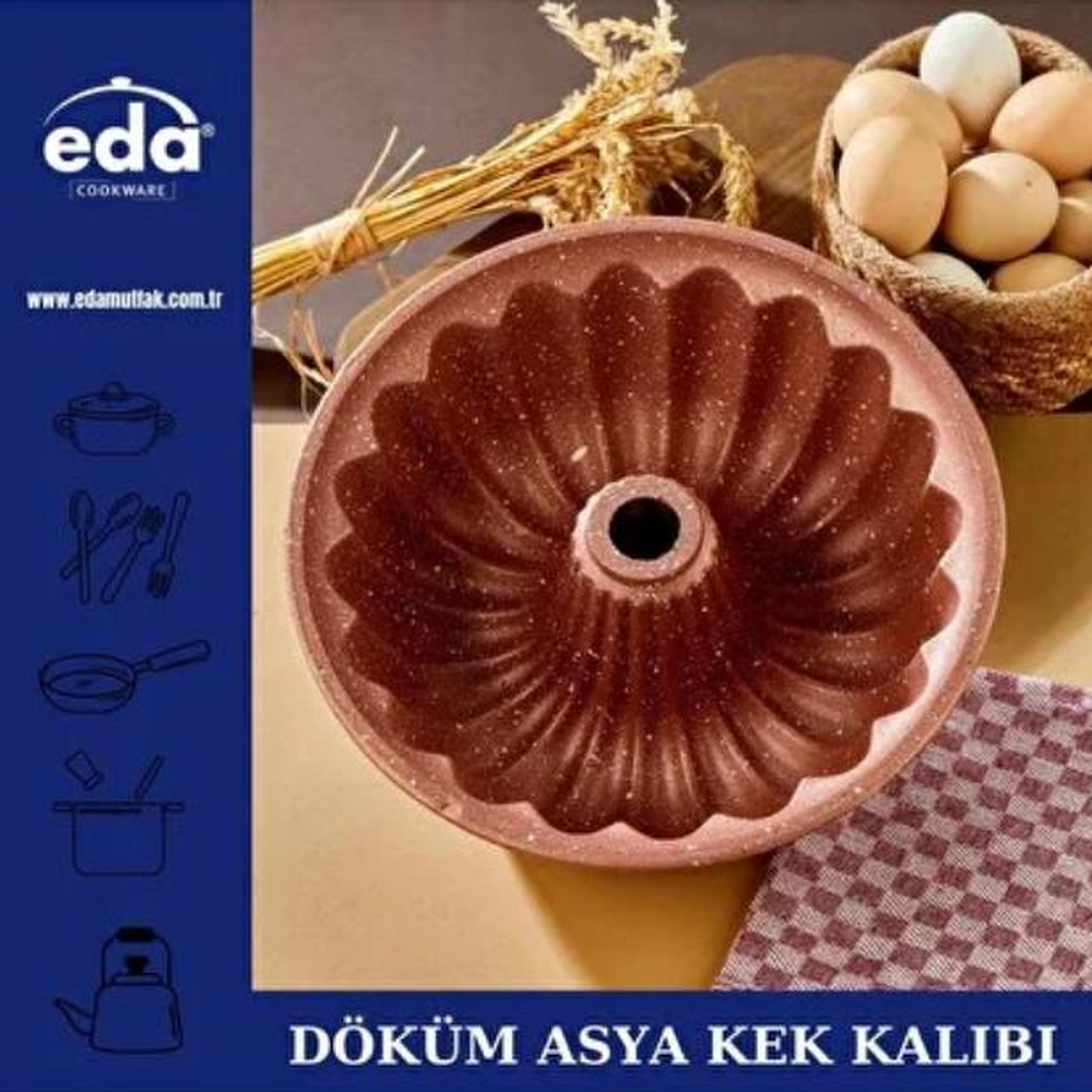 Yumurtalı sepet ve kuru otların yanında, oluklu kahverengi kek kalıbı.