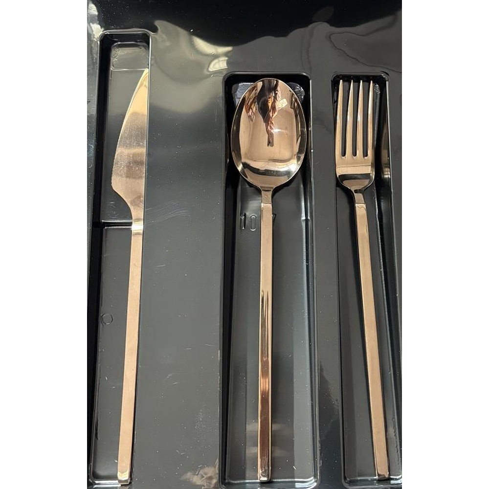 Siyah ambalajda bıçak, kaşık ve çataldan oluşan rose gold çatal bıçak takımı.