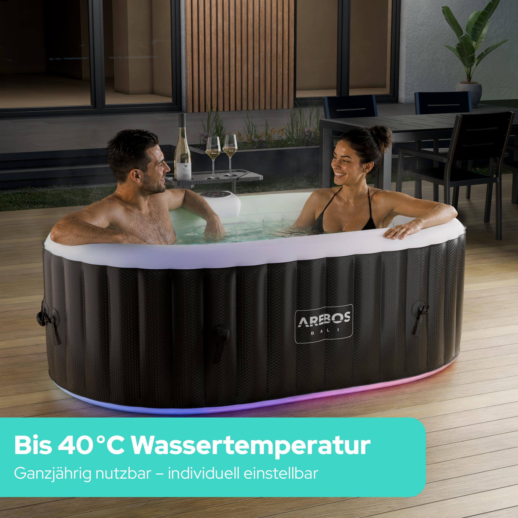 Ein Paar entspannt in einem aufblasbaren Whirlpool mit Lichterkette. Wein und Gläser stehen bereit.