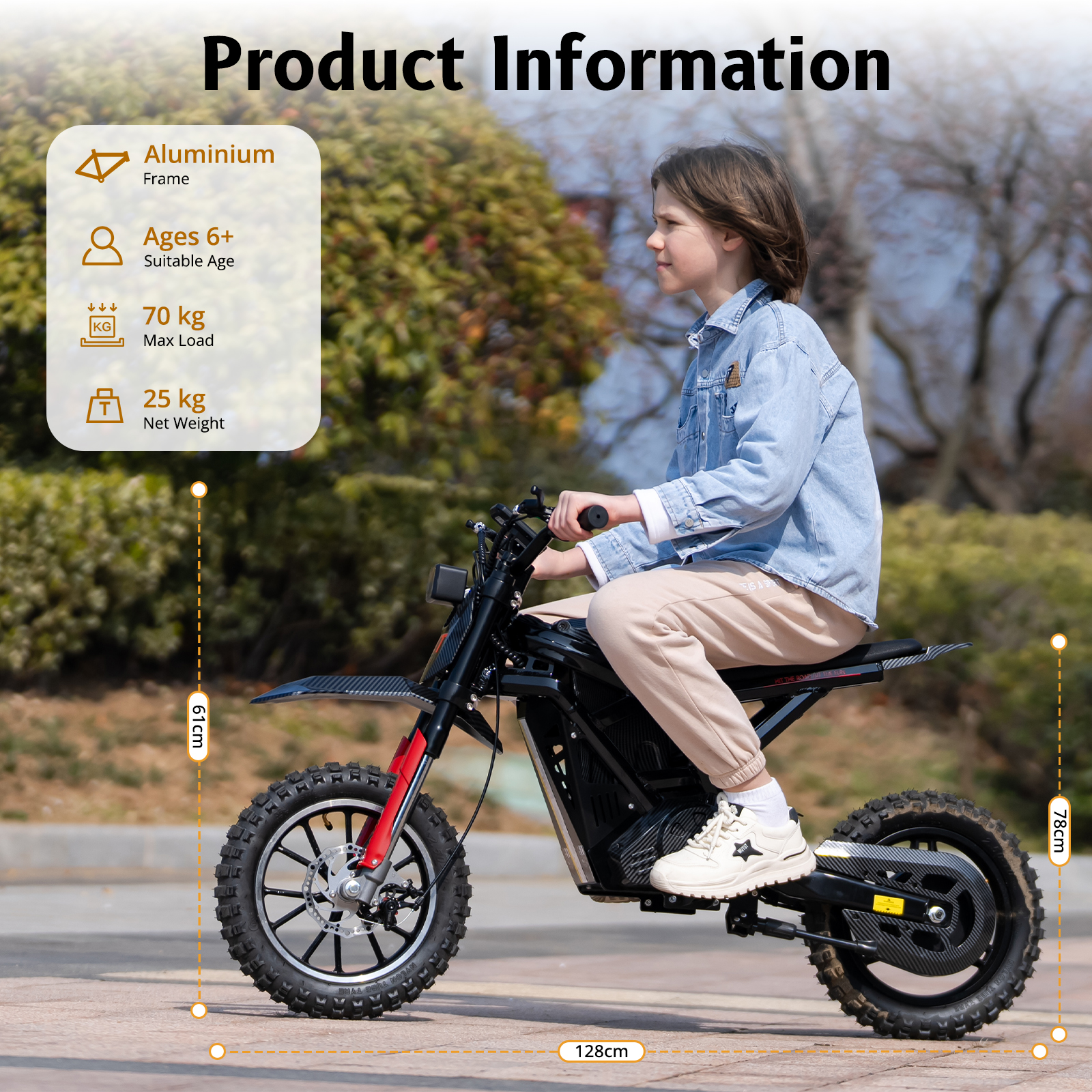 Un ragazzo guida una moto elettrica nera con telaio in alluminio. Dimensioni: 128x61x78cm.