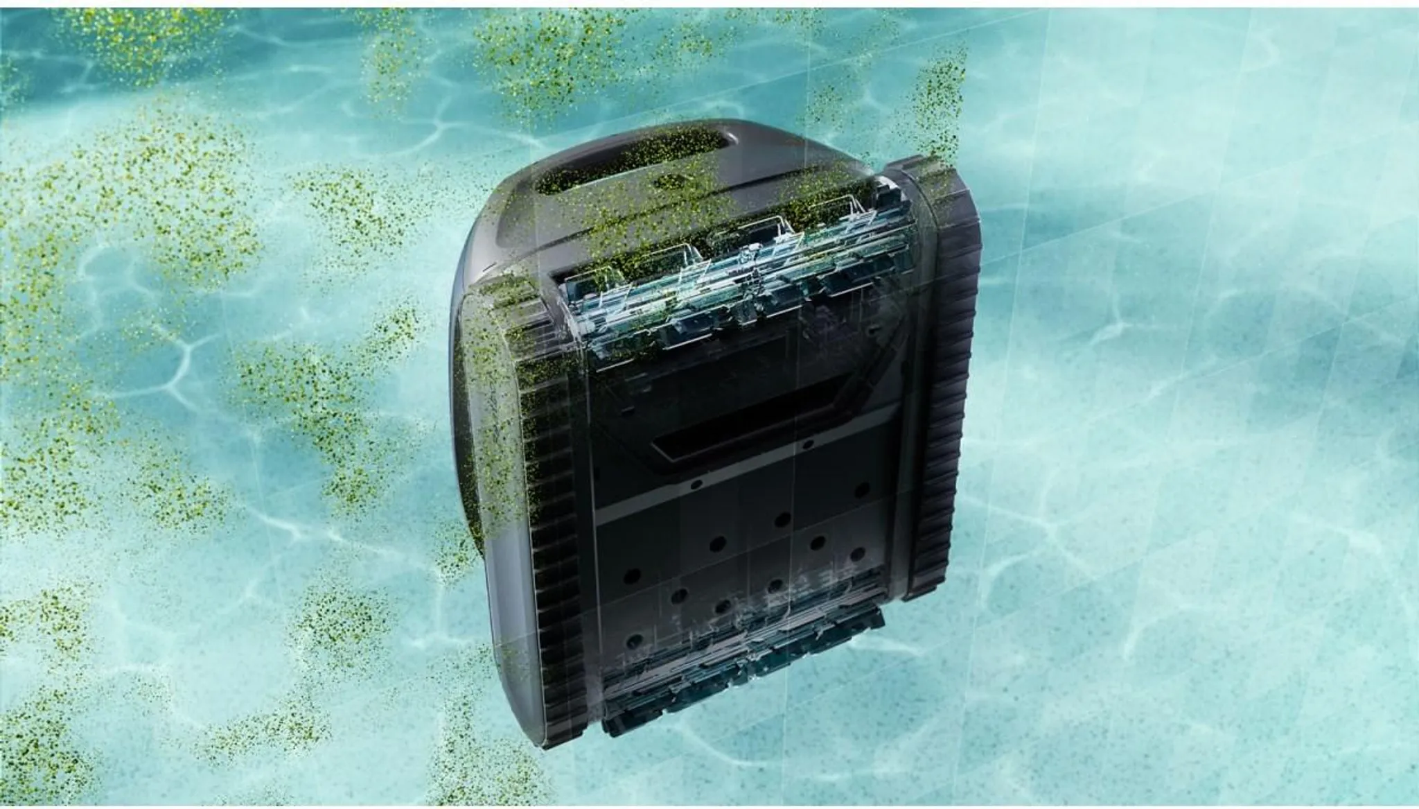Ein schwarzer Poolroboter mit grünen Ablagerungen im türkisfarbenen Wasser.