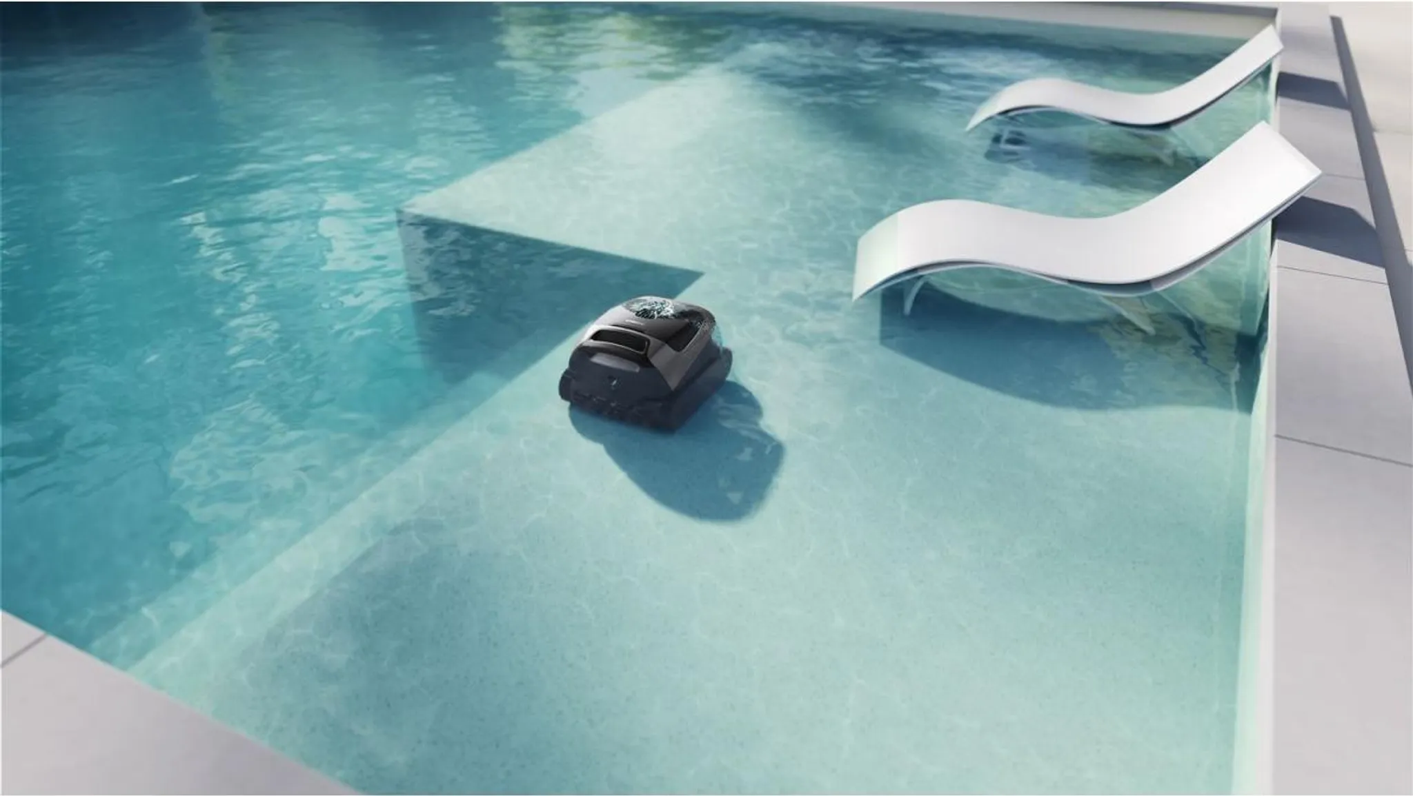 Ein schwarzer Poolroboter schwimmt im türkisfarbenen Wasser, neben weißen Liegen.