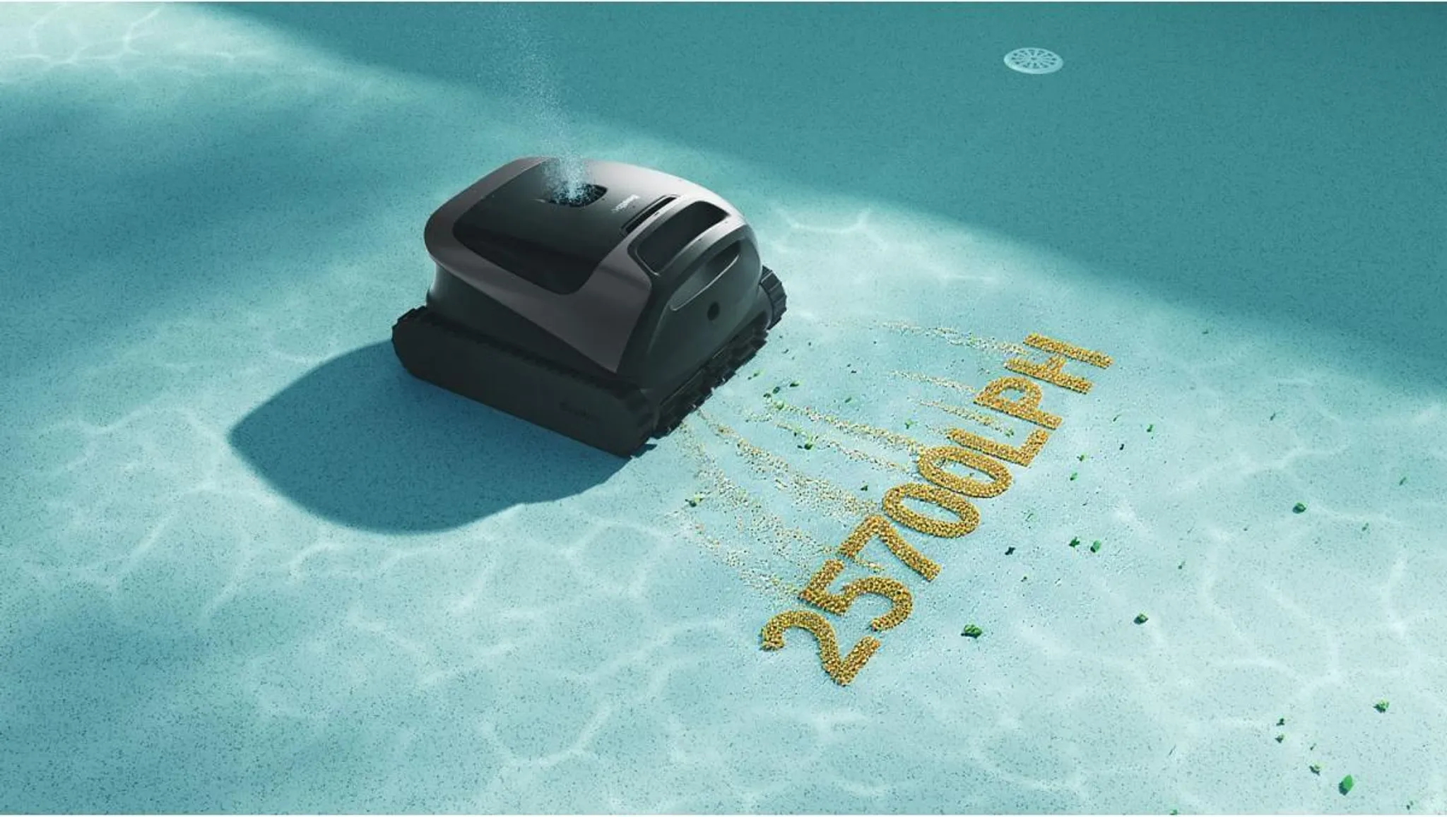 Ein Poolreiniger erstellt die Zahl "25700LPH" am Poolboden.