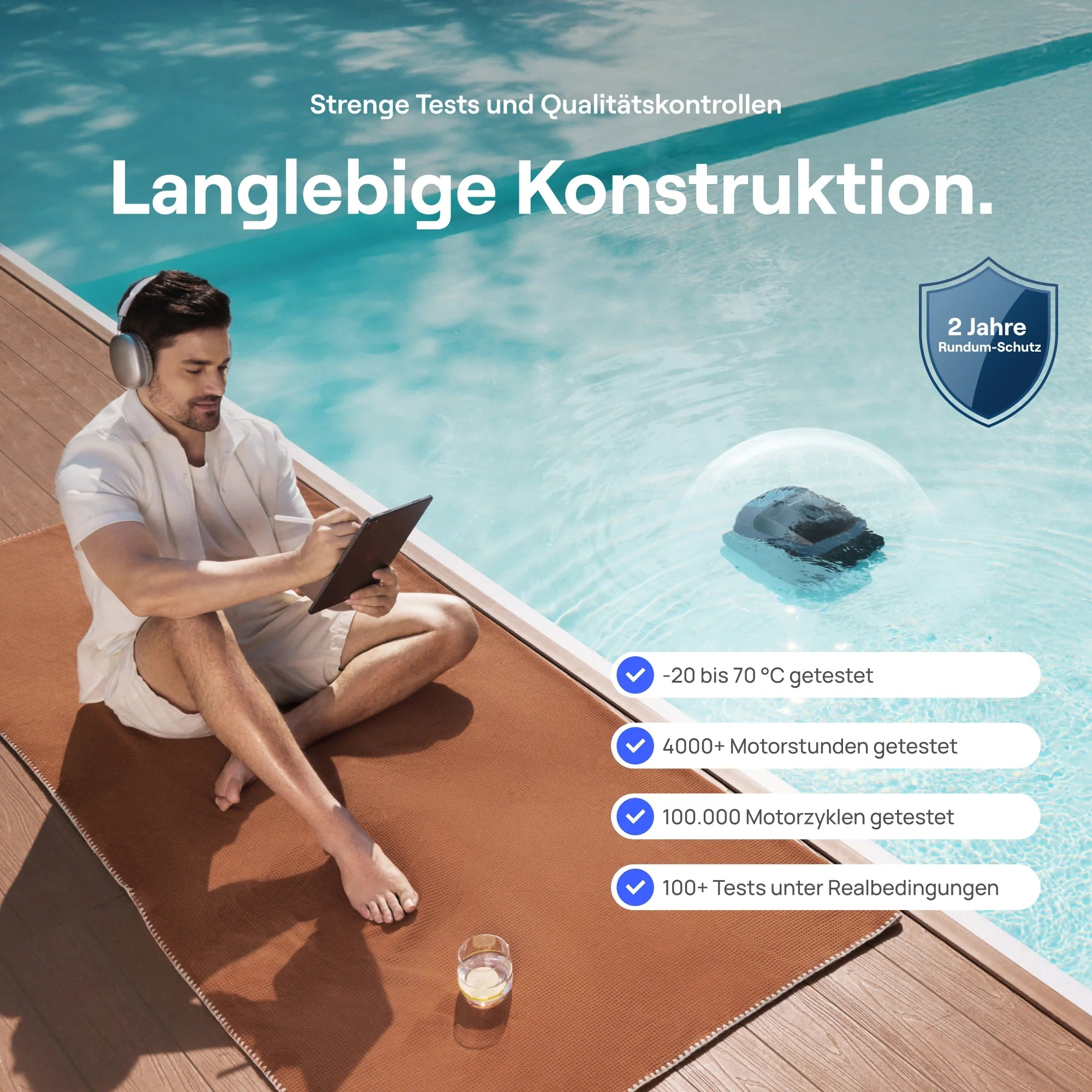 Mann mit Kopfhörern am Pool, der ein Tablet benutzt. Roboter im Wasser.