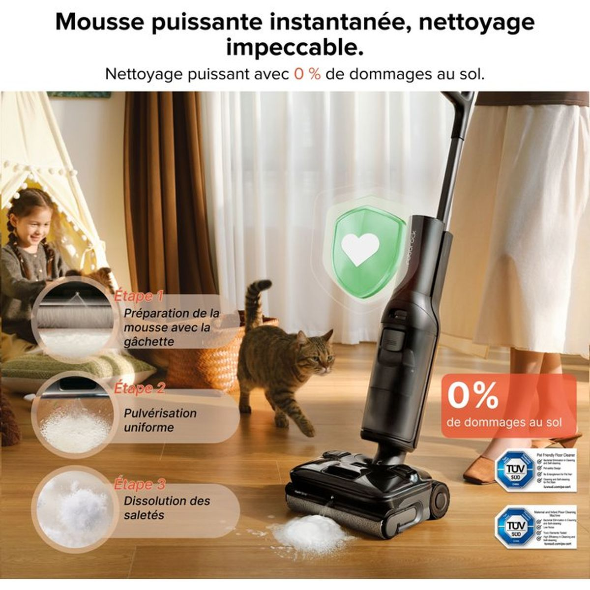 Un aspirapolvere con detergente schiumogeno su pavimento in legno. Gatto e bambino sullo sfondo.