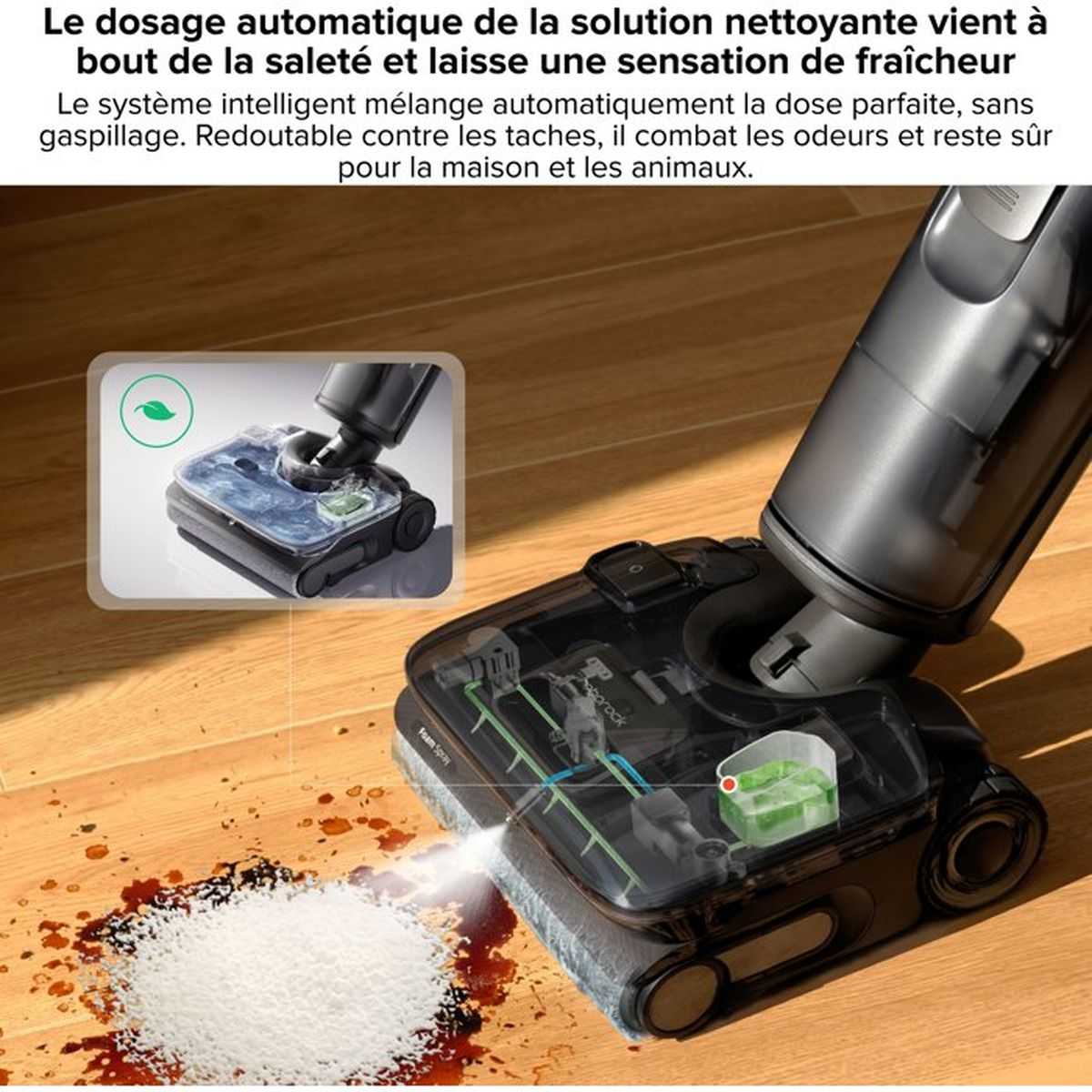 Un pavimento sporco viene pulito da un aspirapolvere umido-secco che spruzza liquido verde.