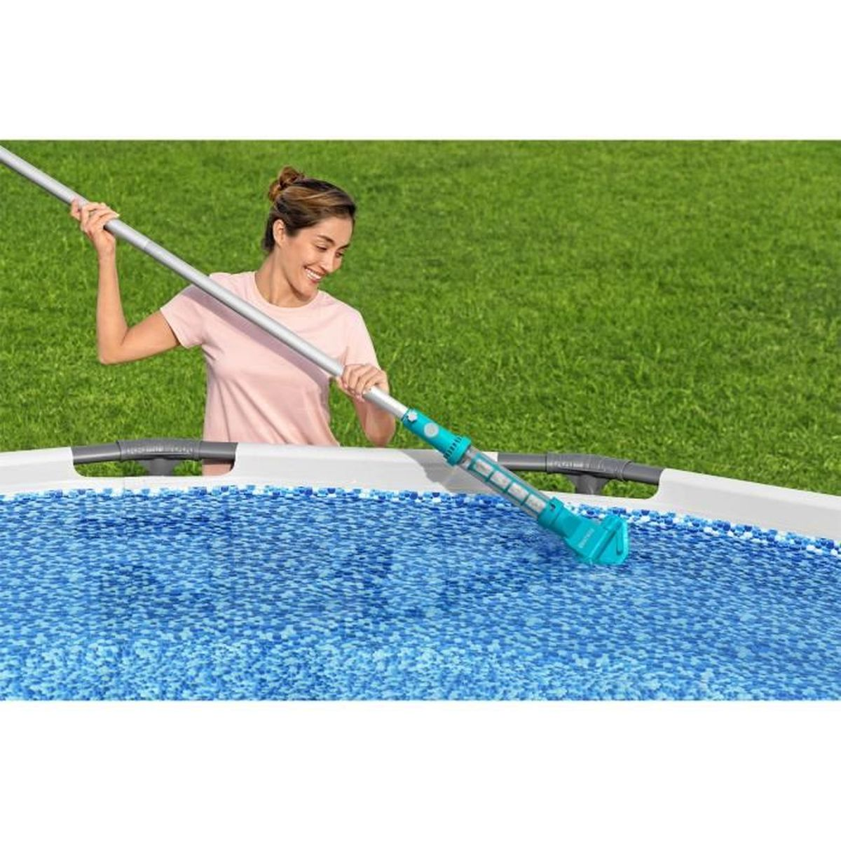 Eine Frau reinigt den Pool mit einem blauen und silbernen Reiniger.