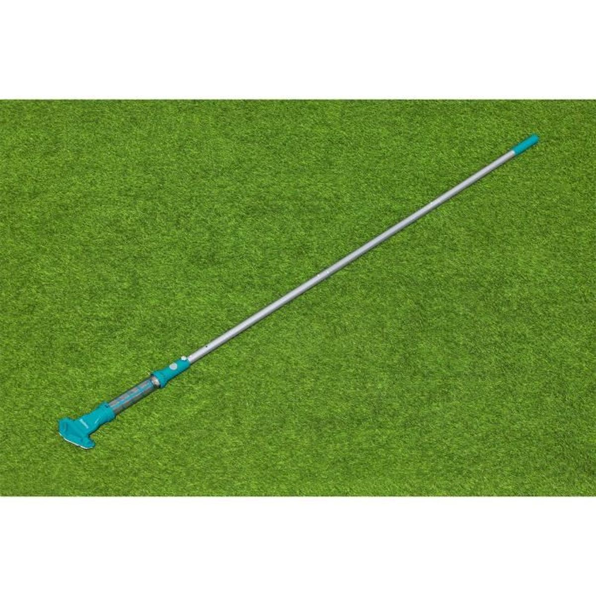 Ein Poolreiniger mit langem Griff liegt auf einem Rasenteppich.