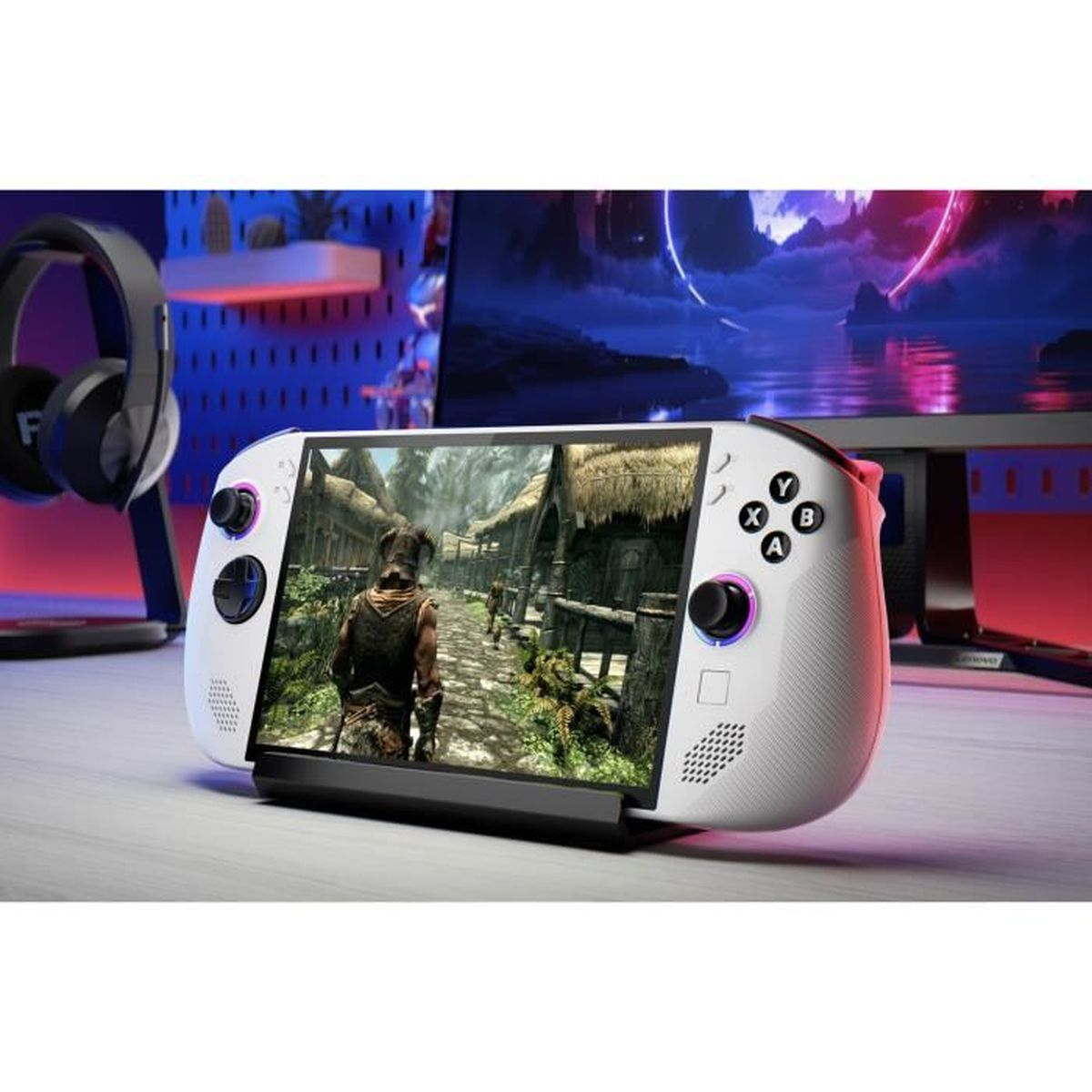 Ein weißer Handheld-Gaming-PC mit einem Spiel auf dem Bildschirm, Kopfhörern und einem Monitor im Hintergrund.