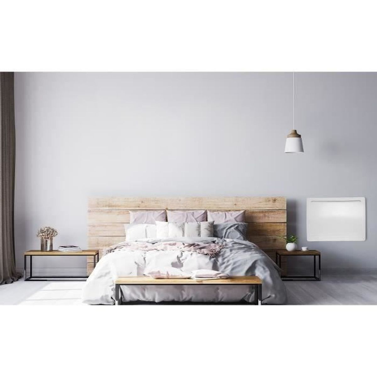 Ein Schlafzimmer mit einem Holzbett, Nachttischen und einem Heizkörper.