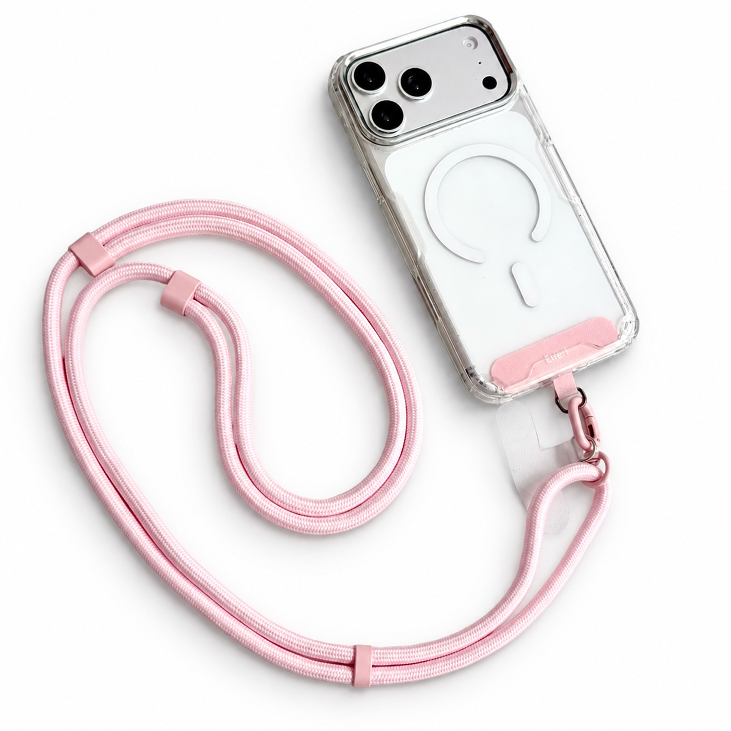 Un iPhone trasparente con laccetto rosa e custodia di ricarica magnetica.