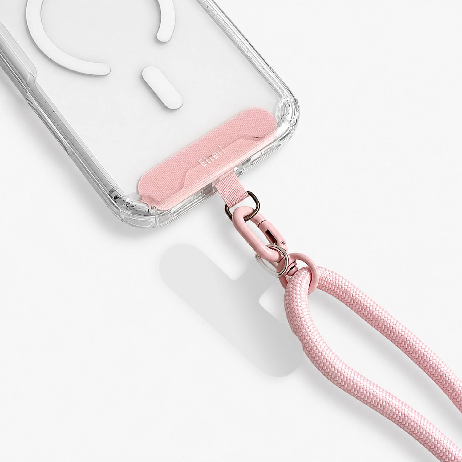 Un cinturino rosa con moschettone è attaccato a una custodia trasparente per telefono.